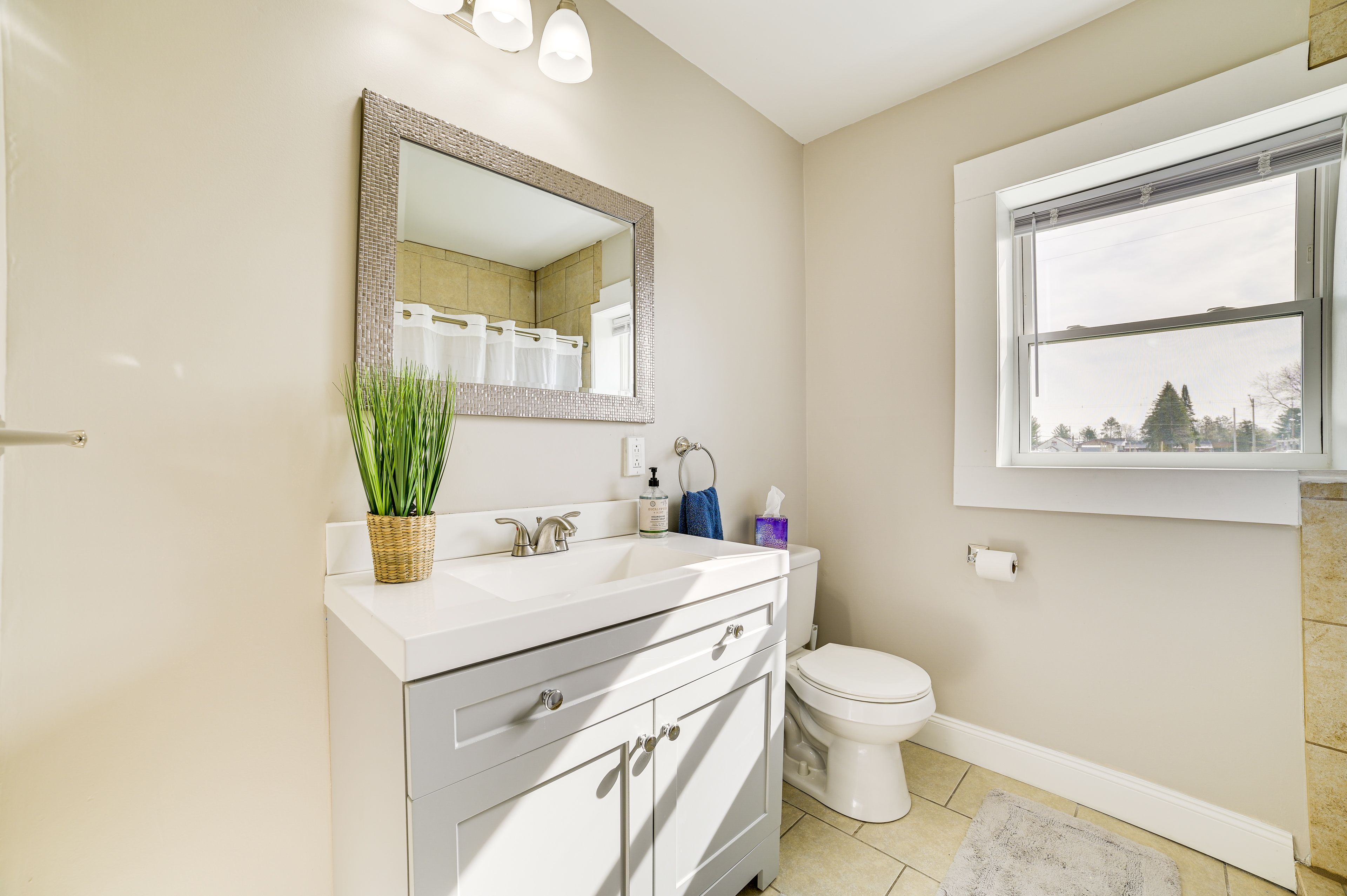 Full Bathroom | Complimentary Toiletries