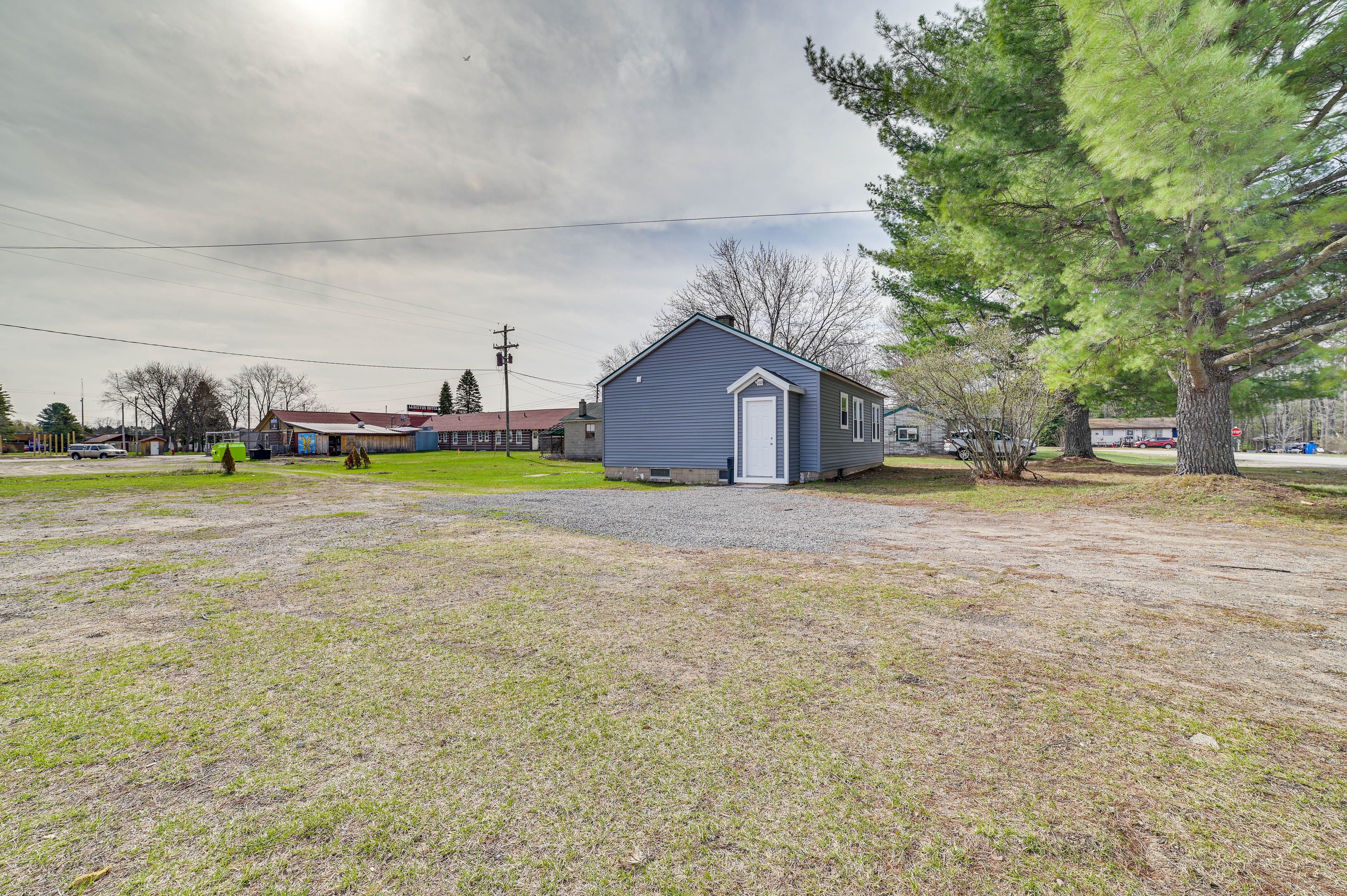 Parking | Driveway (3-4 Vehicles) | RV/Trailer Parking Allowed