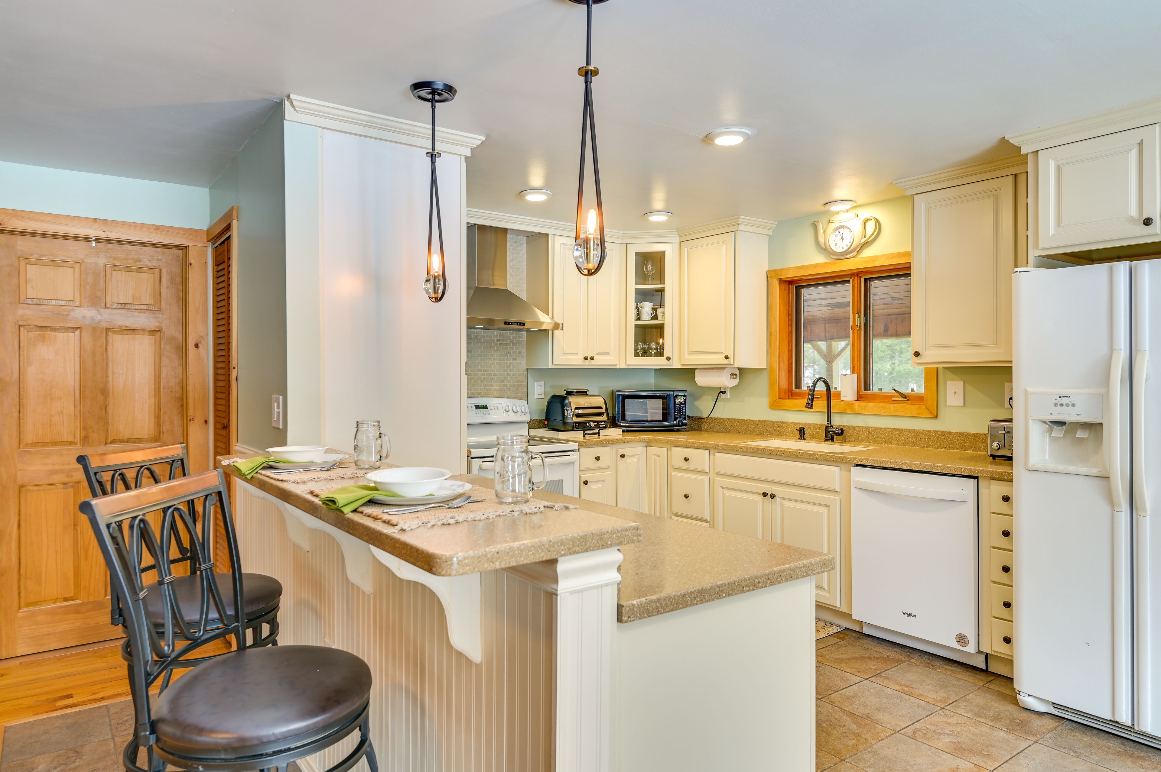 Kitchen | Cooking Basics | Spices | Paper Towels/Trash Bags Provided