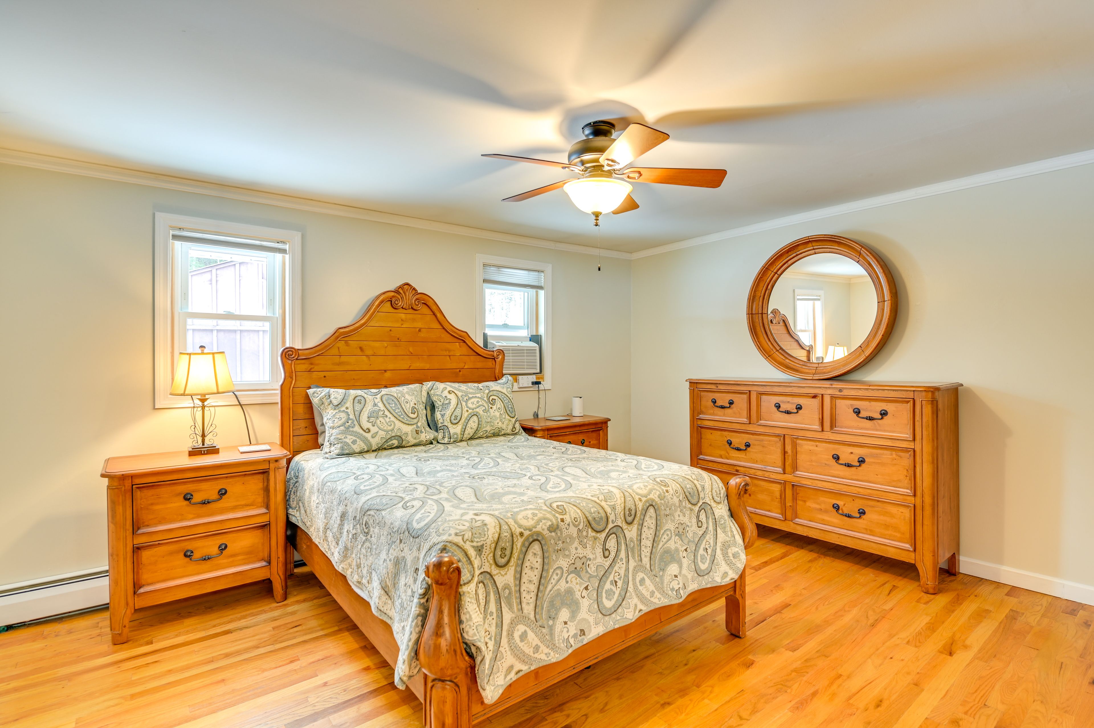 Bedroom | Queen Bed | Smart TV