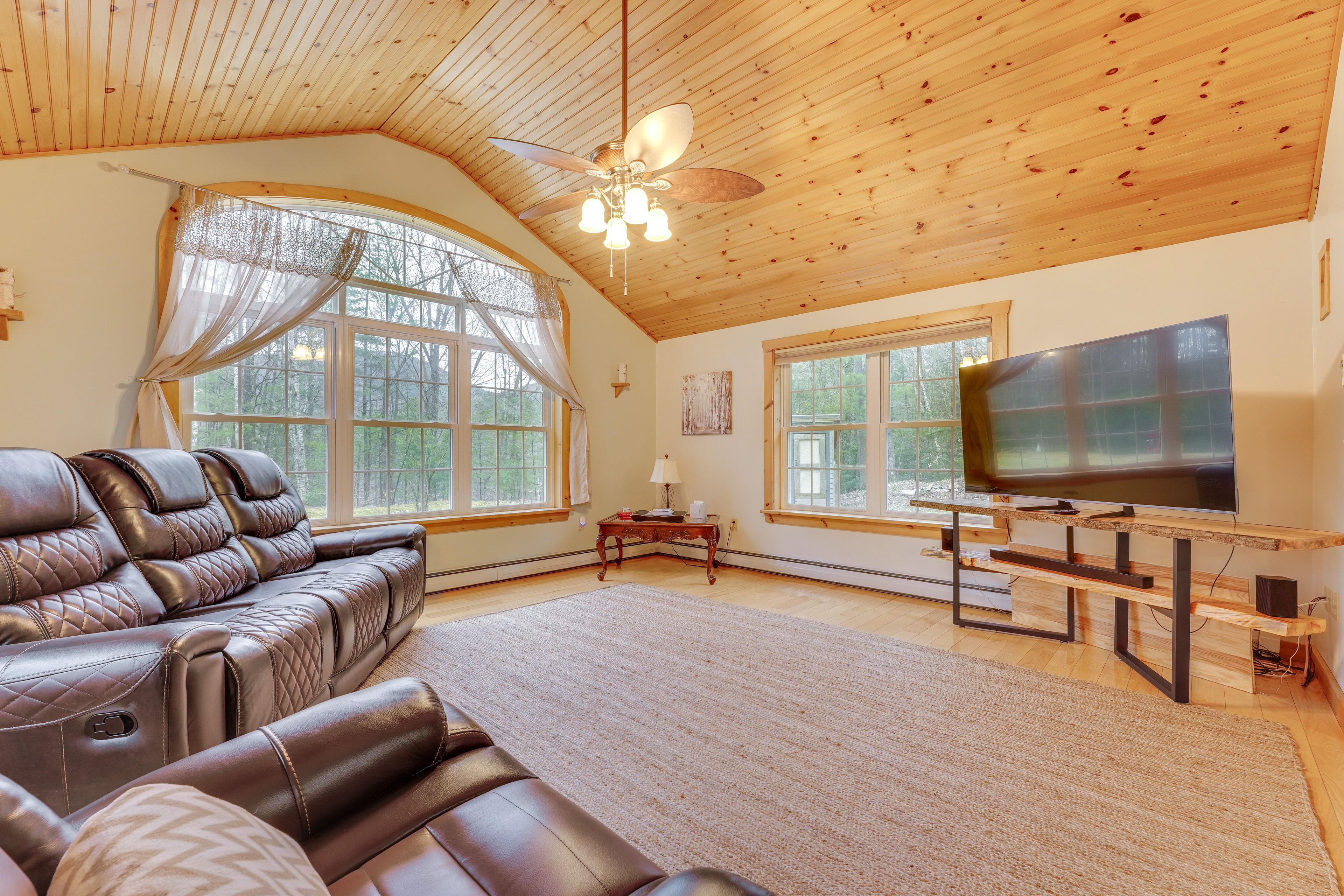 Living Room | Free WiFi | Smart TV