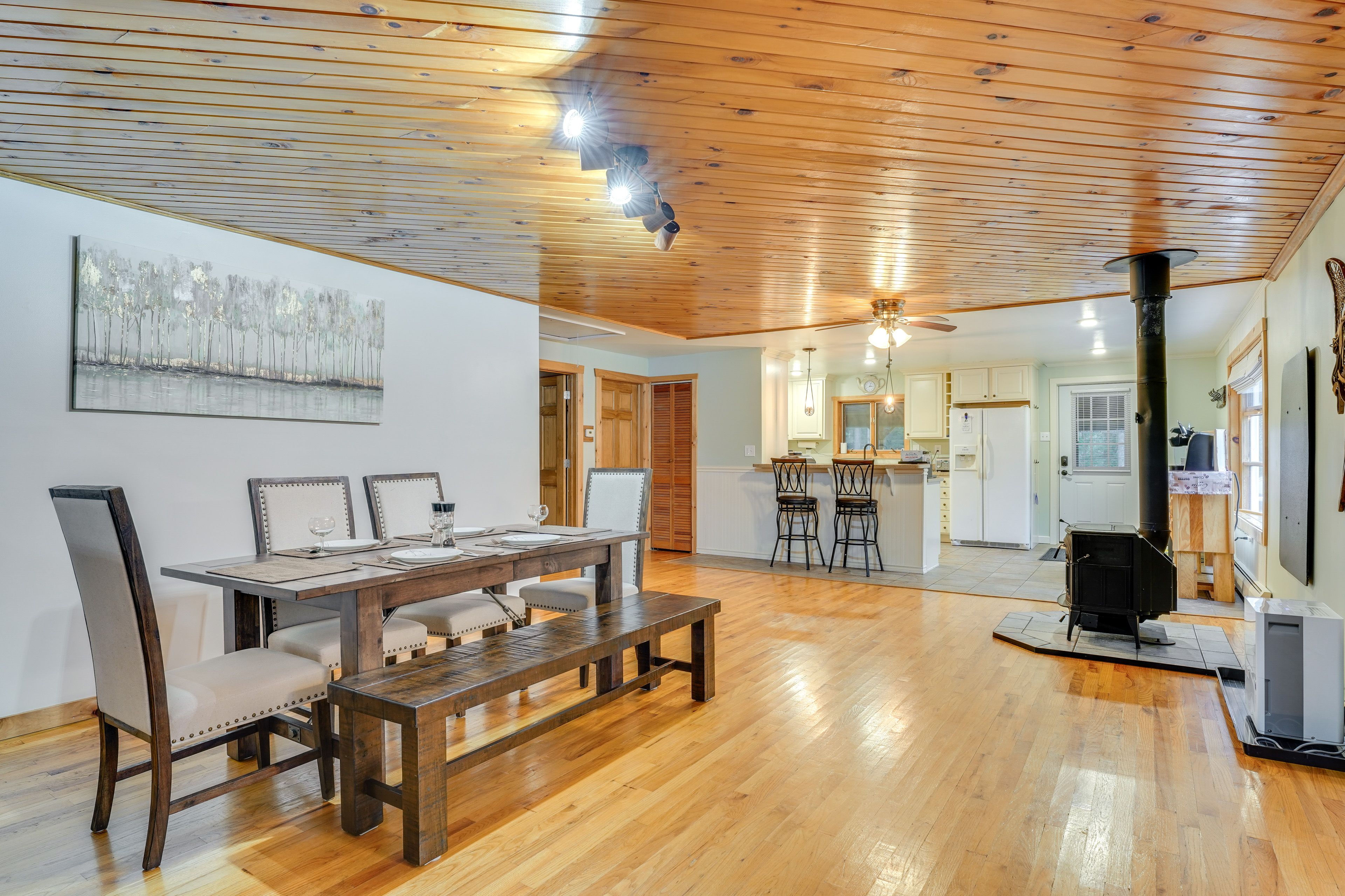 Dining Room | Dishware/Flatware Provided