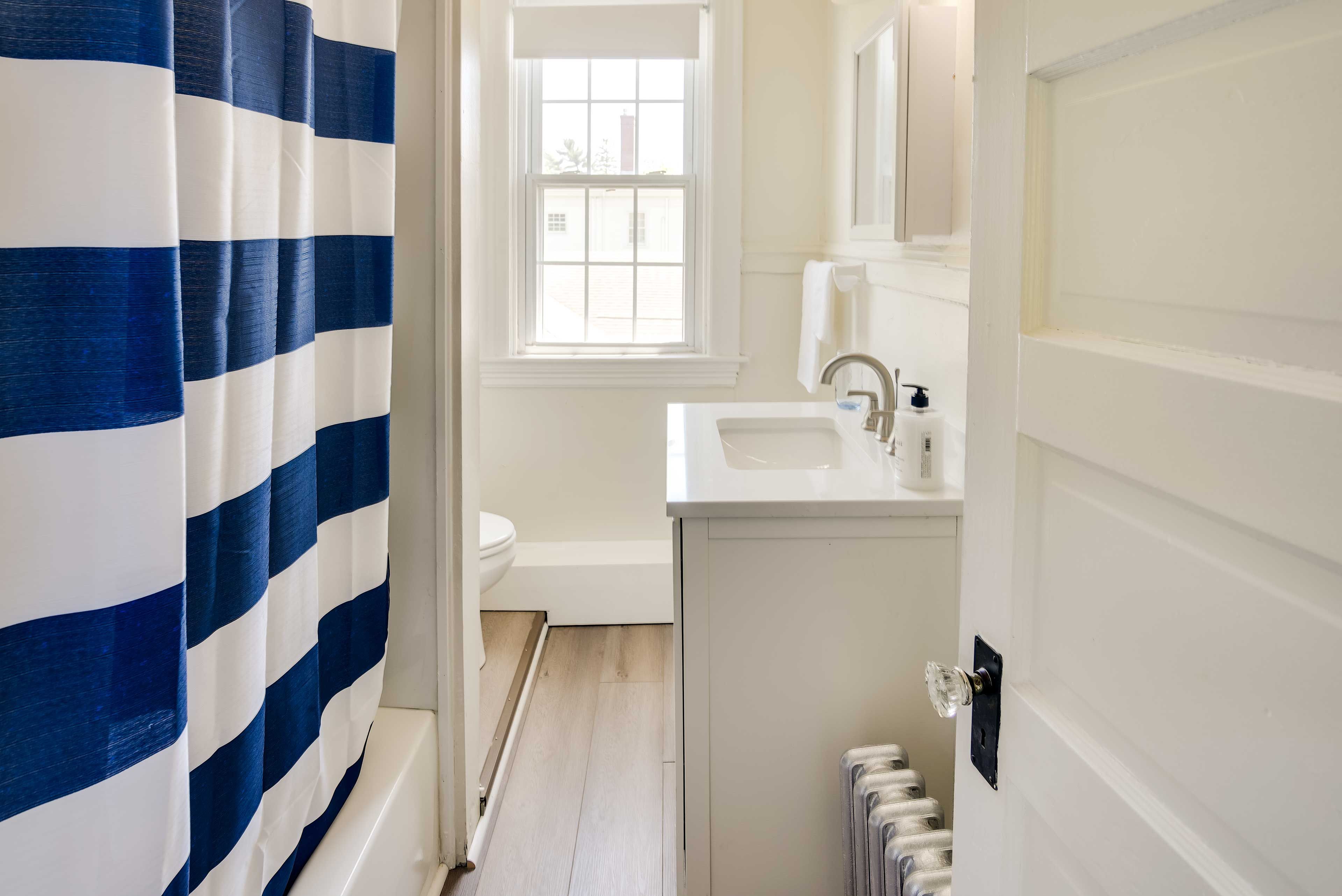 Full Bathroom | Complimentary Toiletries