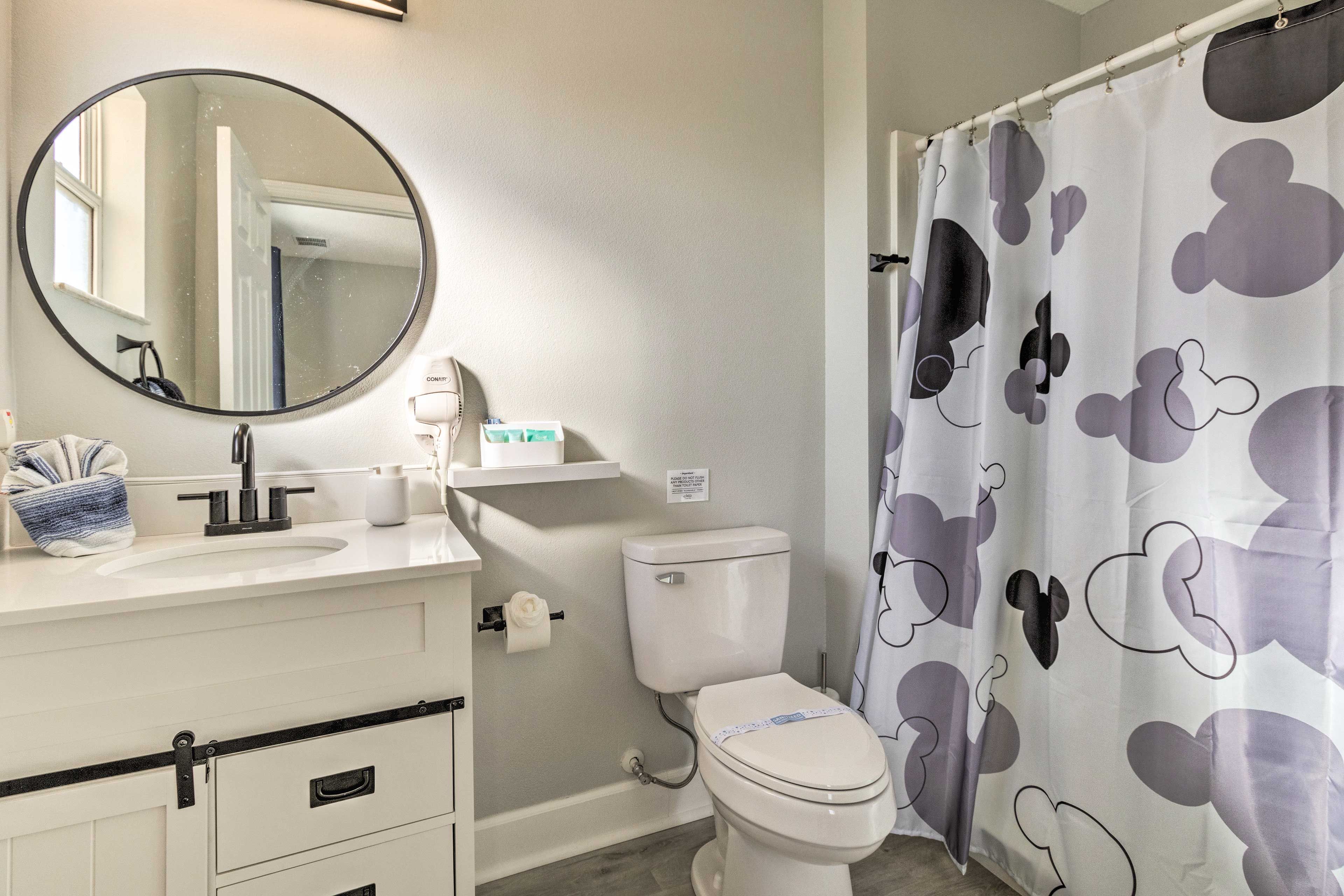 Full Bathroom | Towels Provided | Complimentary Toiletries