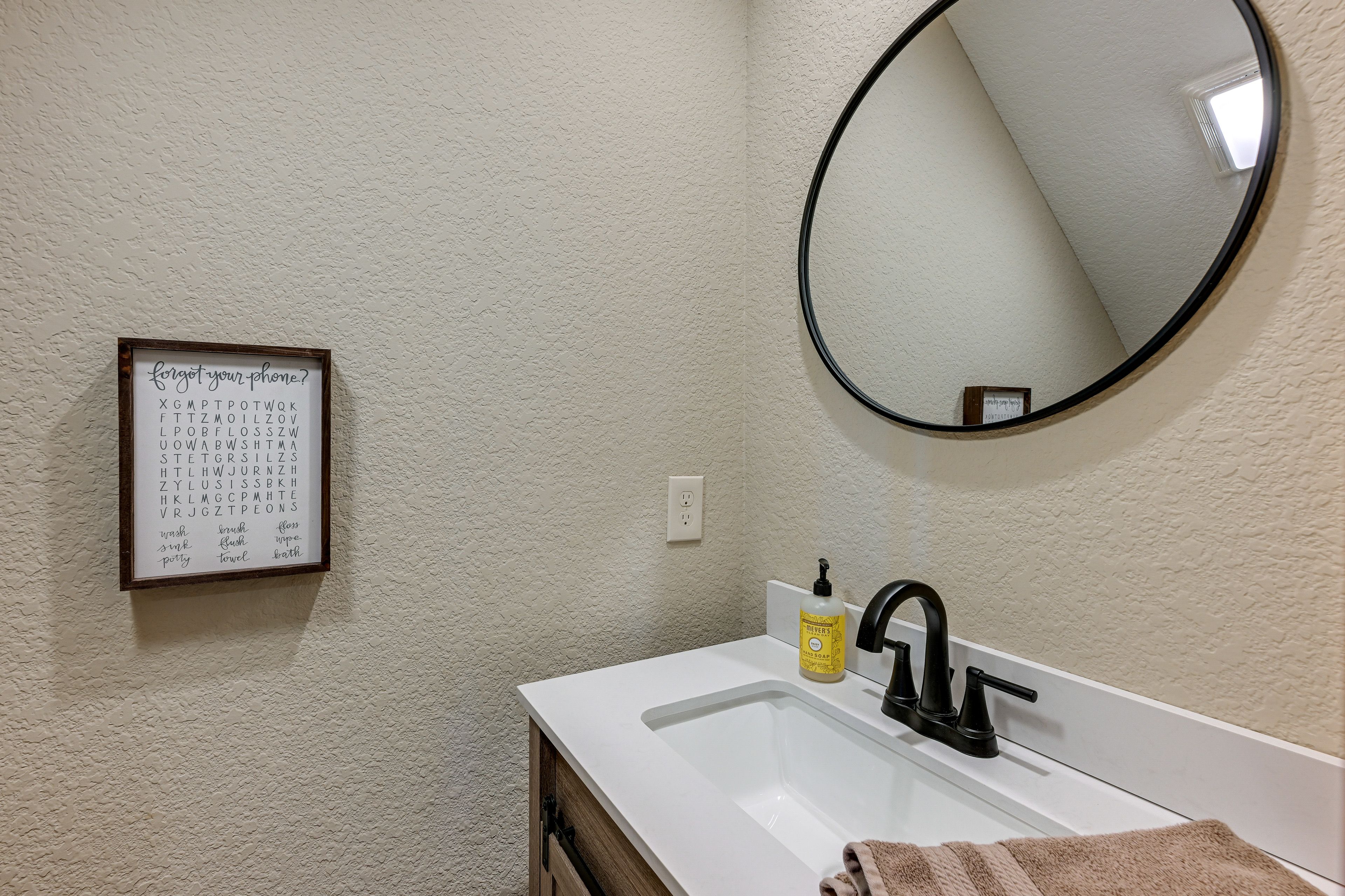 Half Bathroom | 1st Floor | Towels Provided