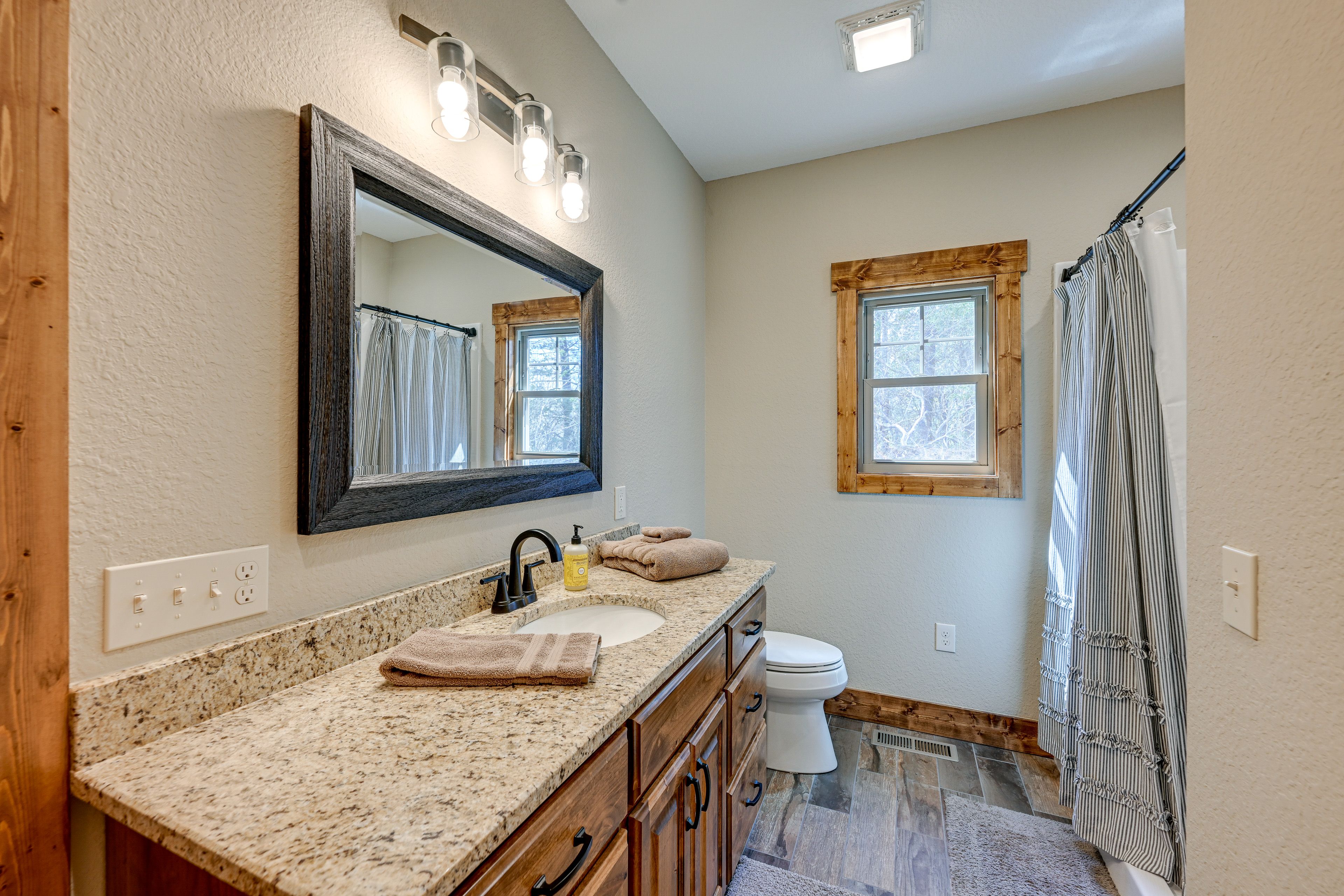 Full Bathroom | 1st Floor | Complimentary Toiletries