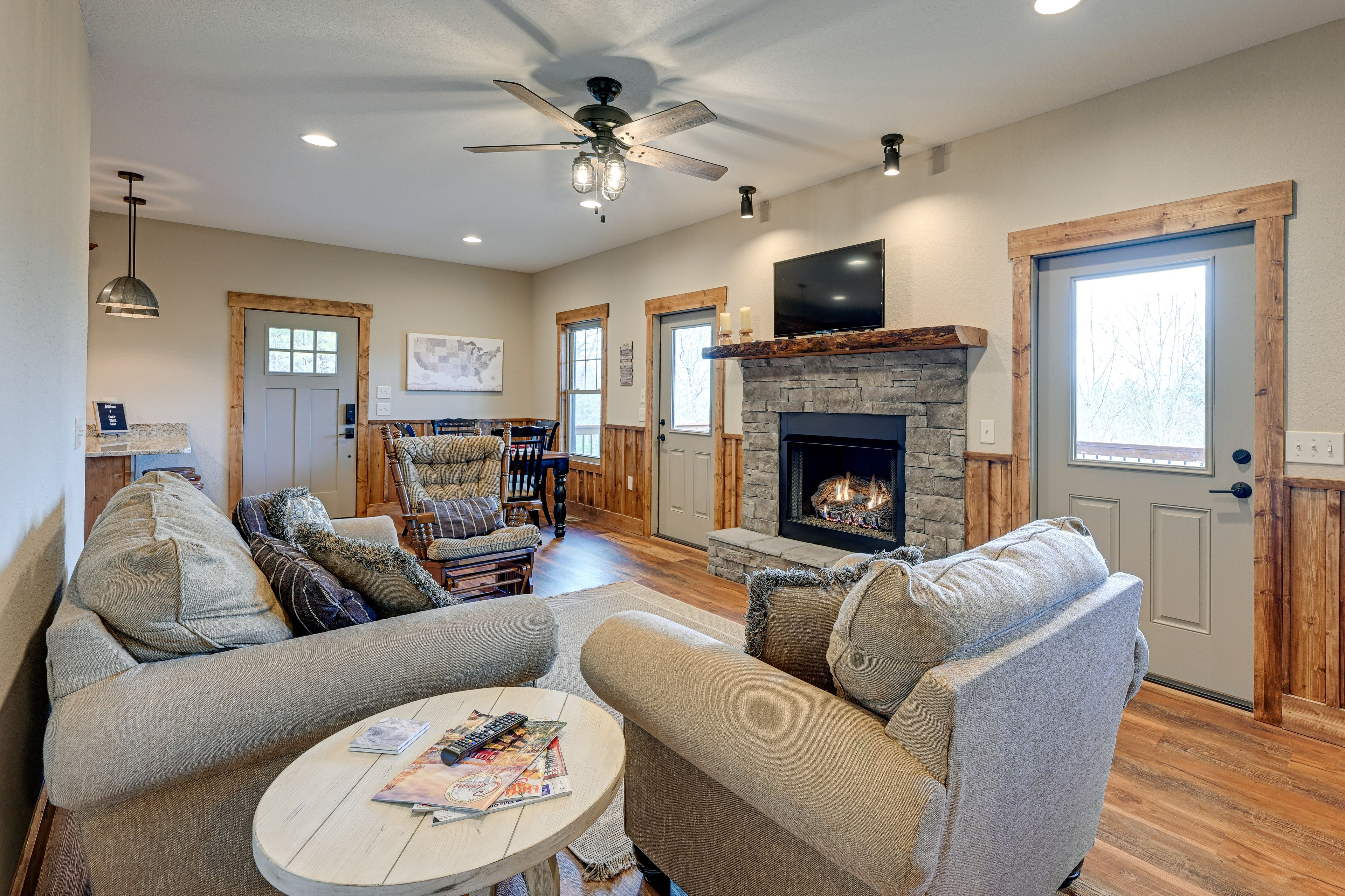 Living Room | Free WiFi | Smart TV | Fireplace