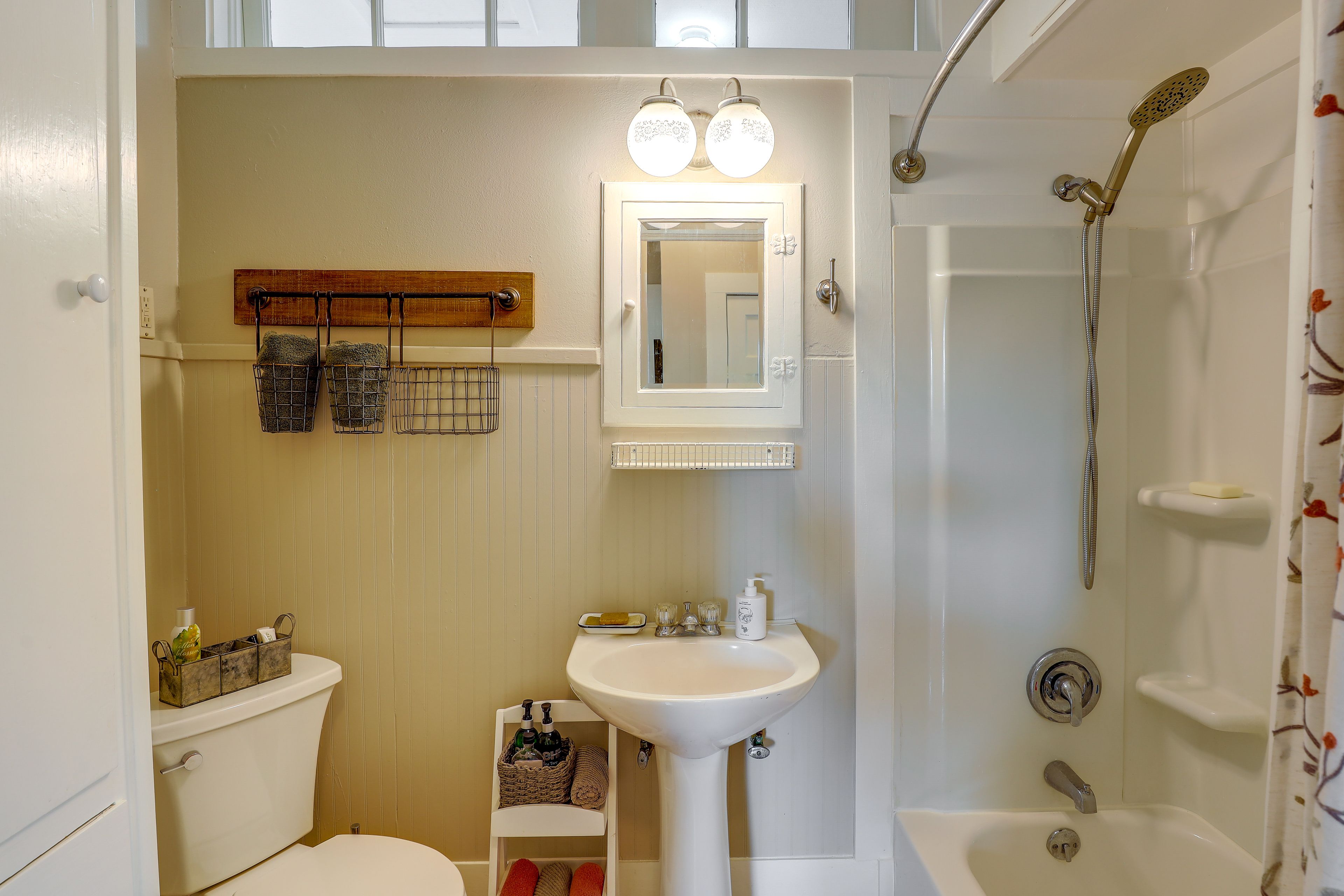 Full Bathroom | Complimentary Toiletries | Towels Provided