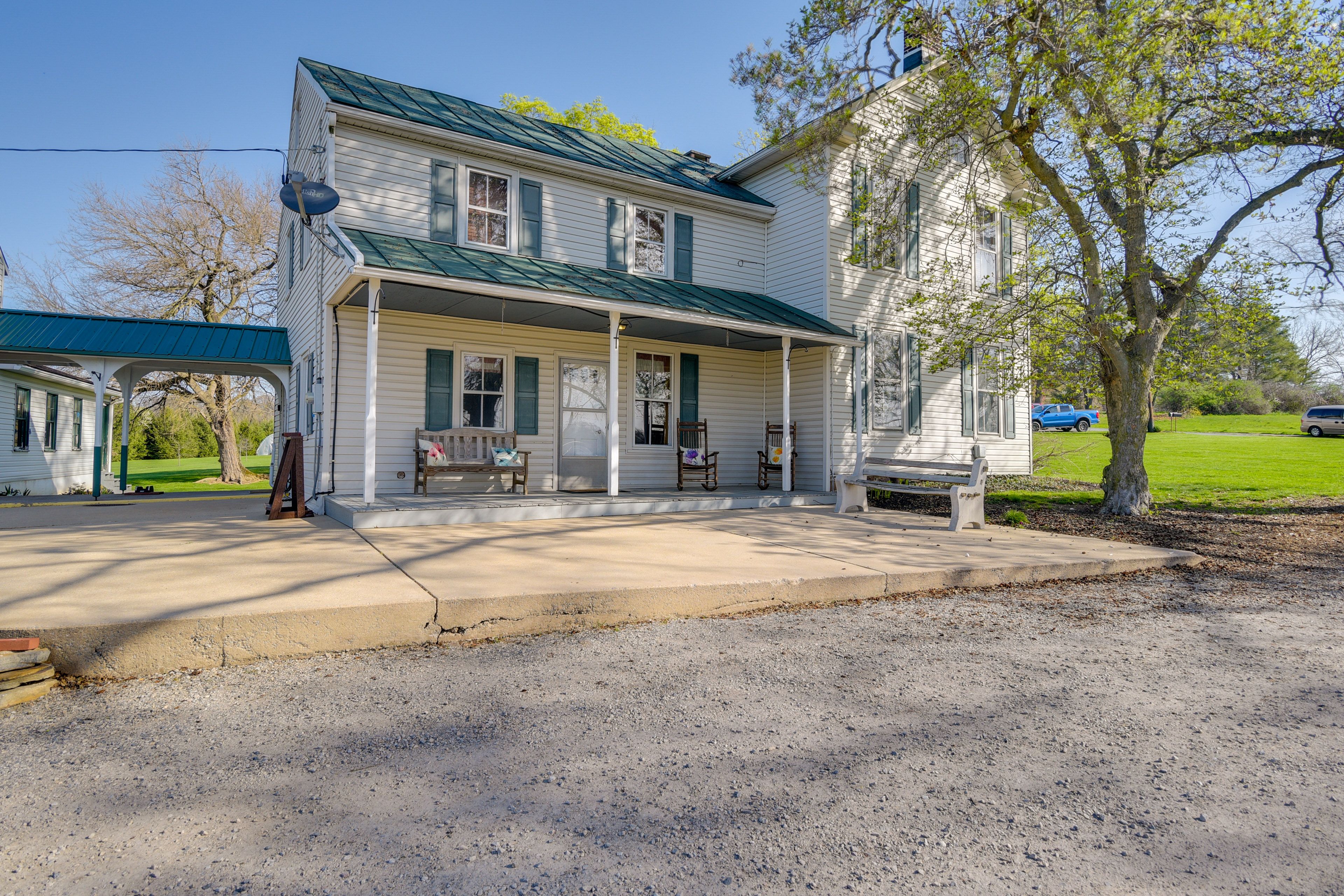 Parking | Driveway (4 Vehicles) | RV/Trailer Parking Allowed