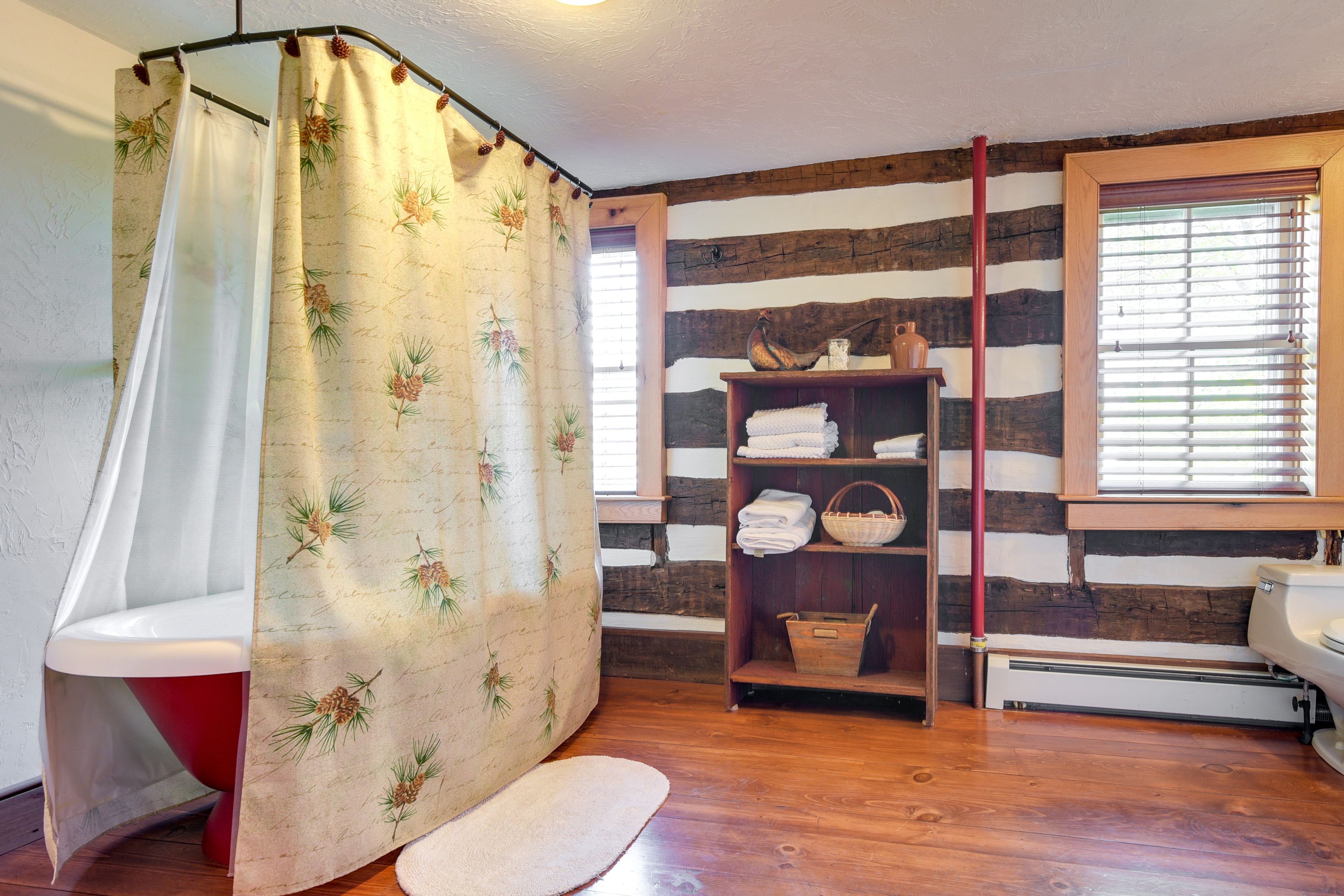 Full Bathroom | Complimentary Toiletries | Towels Provided