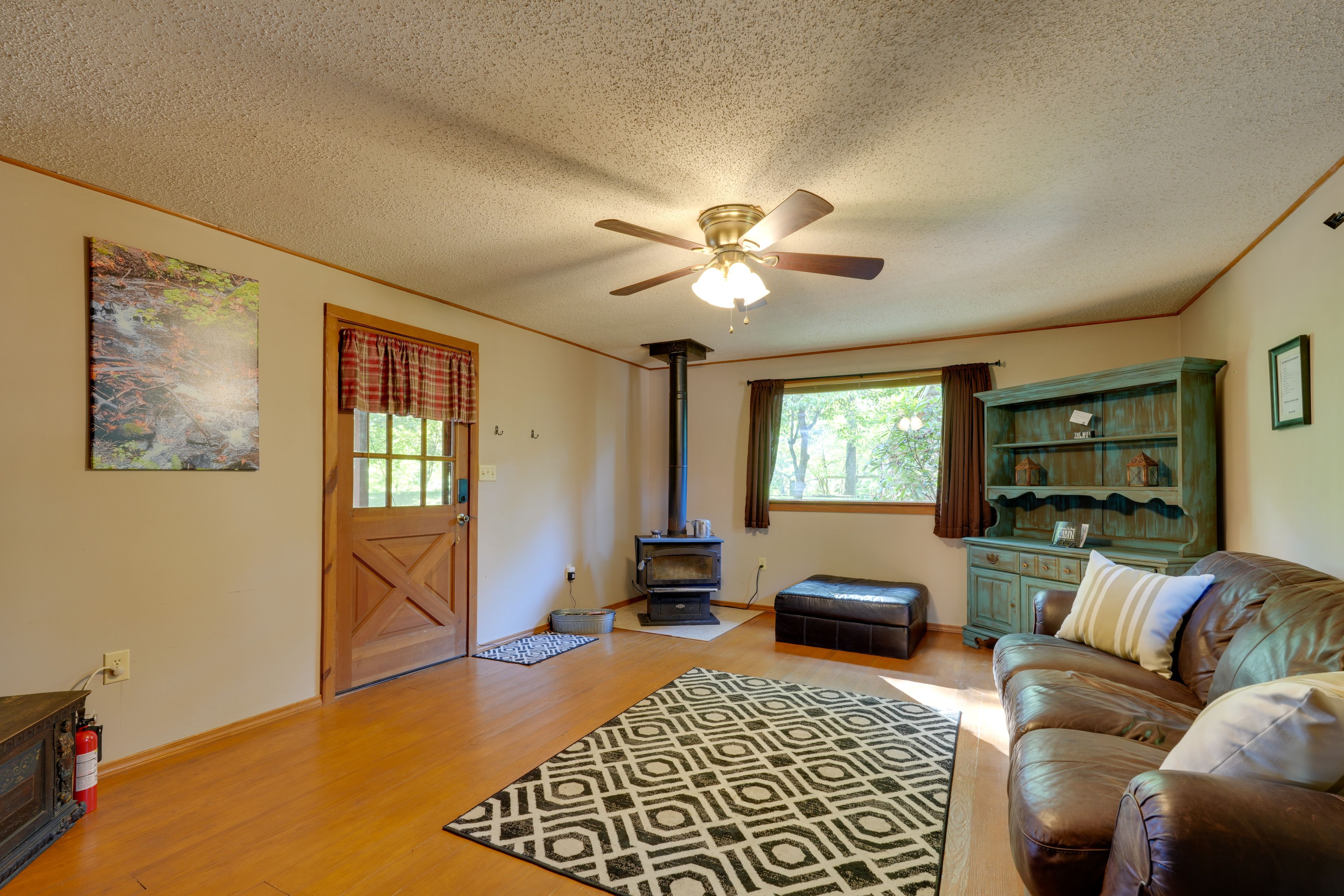 Living Room | Free WiFi | Central A/C | Board Games | Smart TV