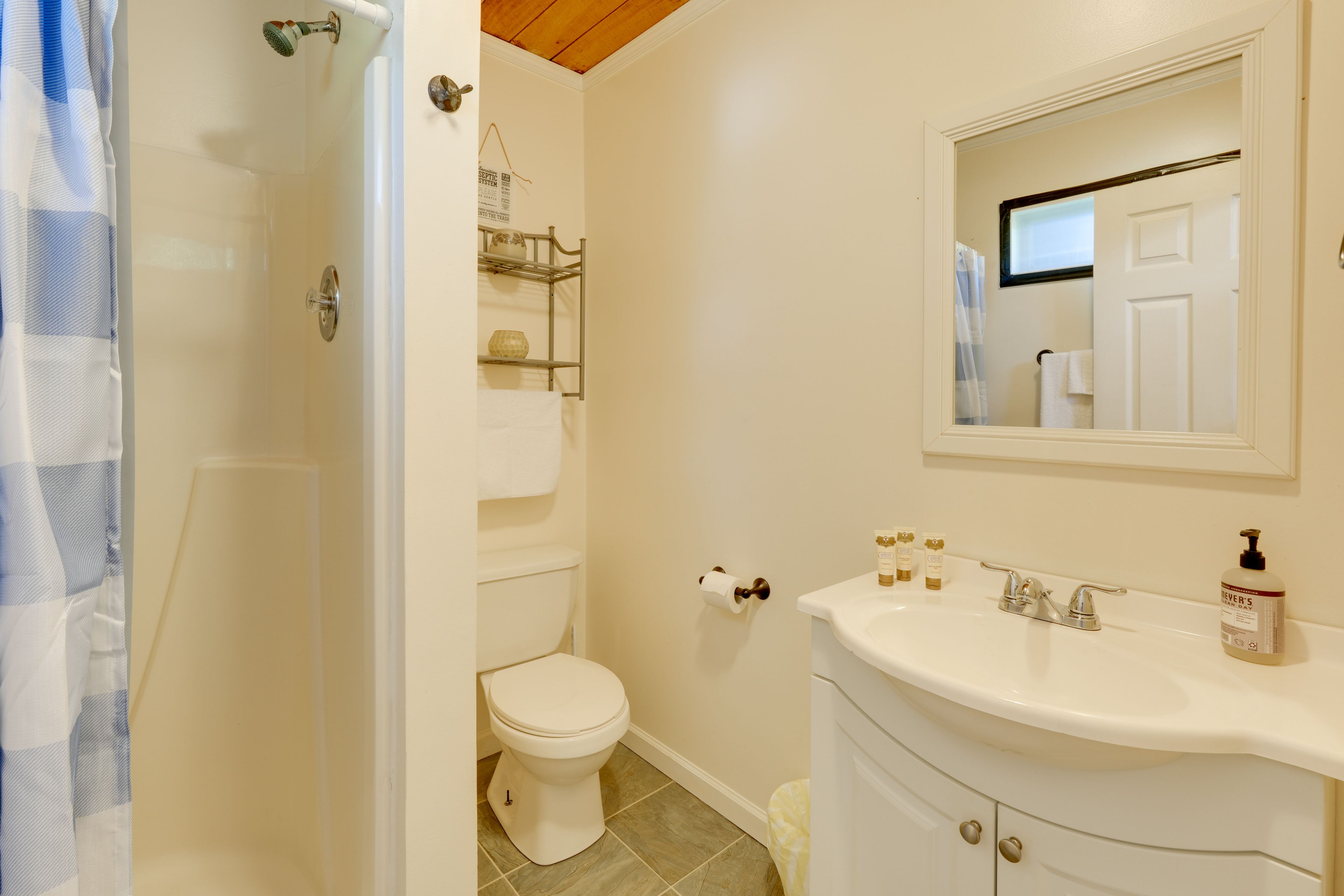 Bathroom | Complimentary Toiletries | Towels