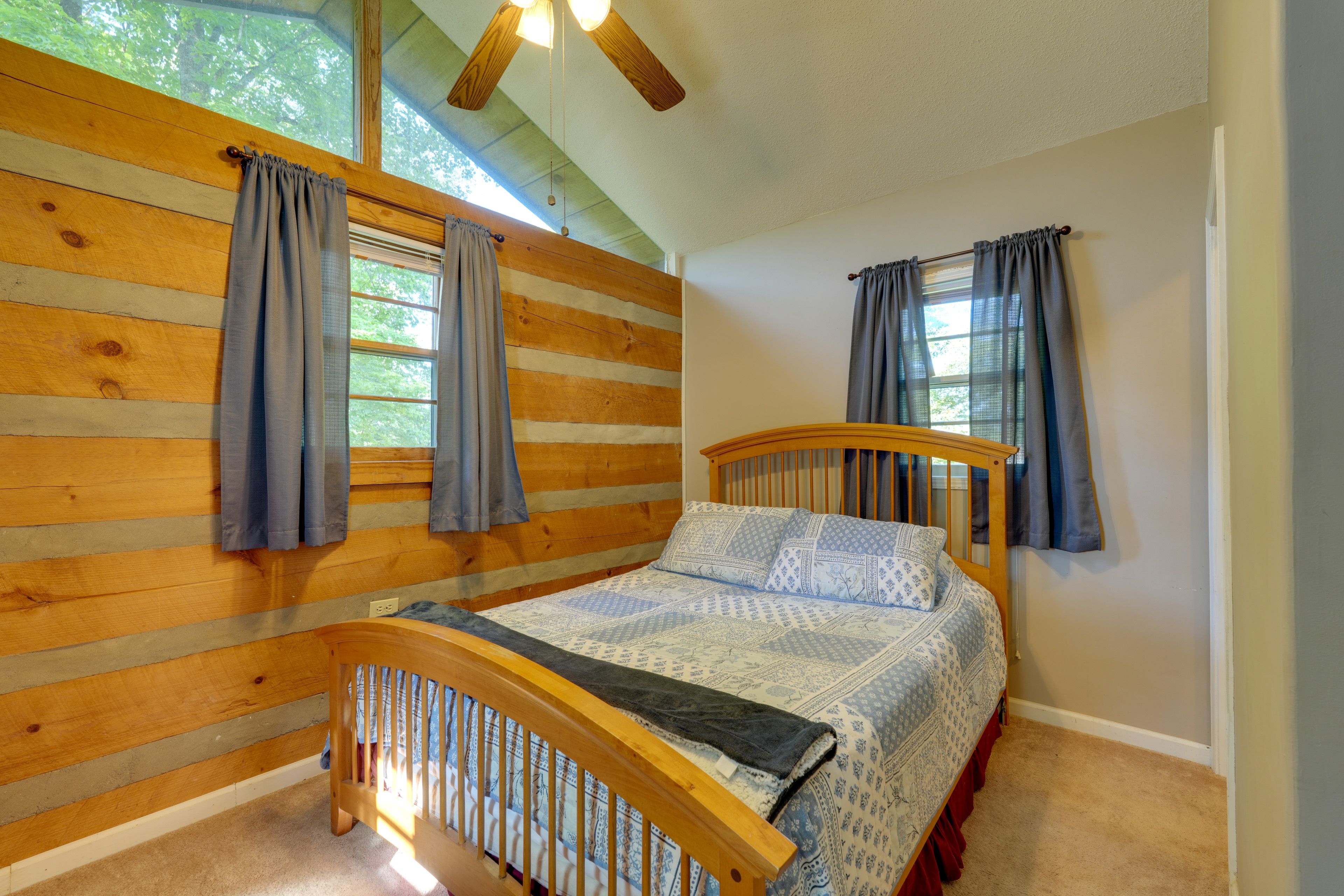 Bedroom | Queen Bed | Linens Provided | Laptop-Friendly Workspace