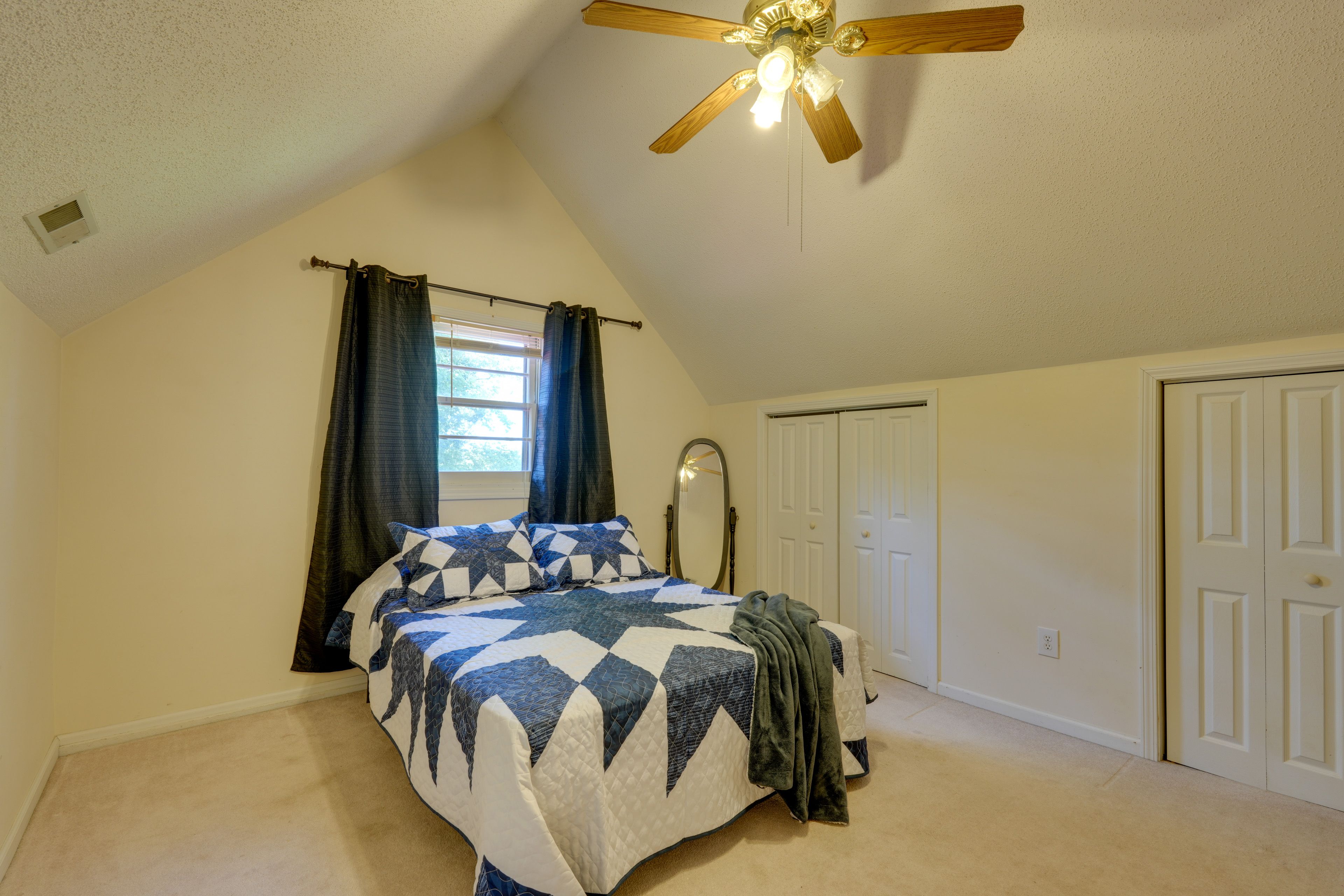 Loft | Queen Bed