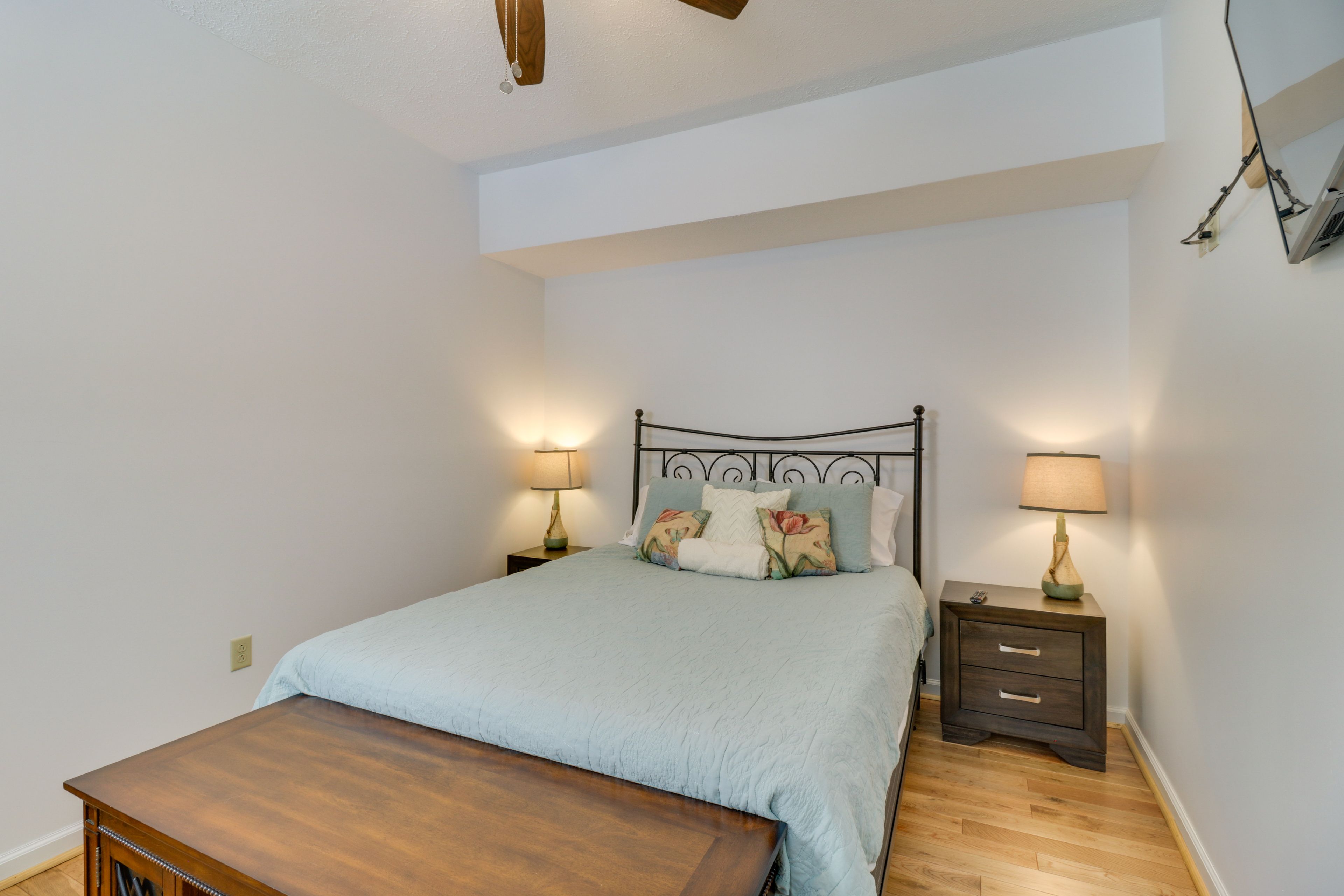 Bedroom | Queen Bed | TV