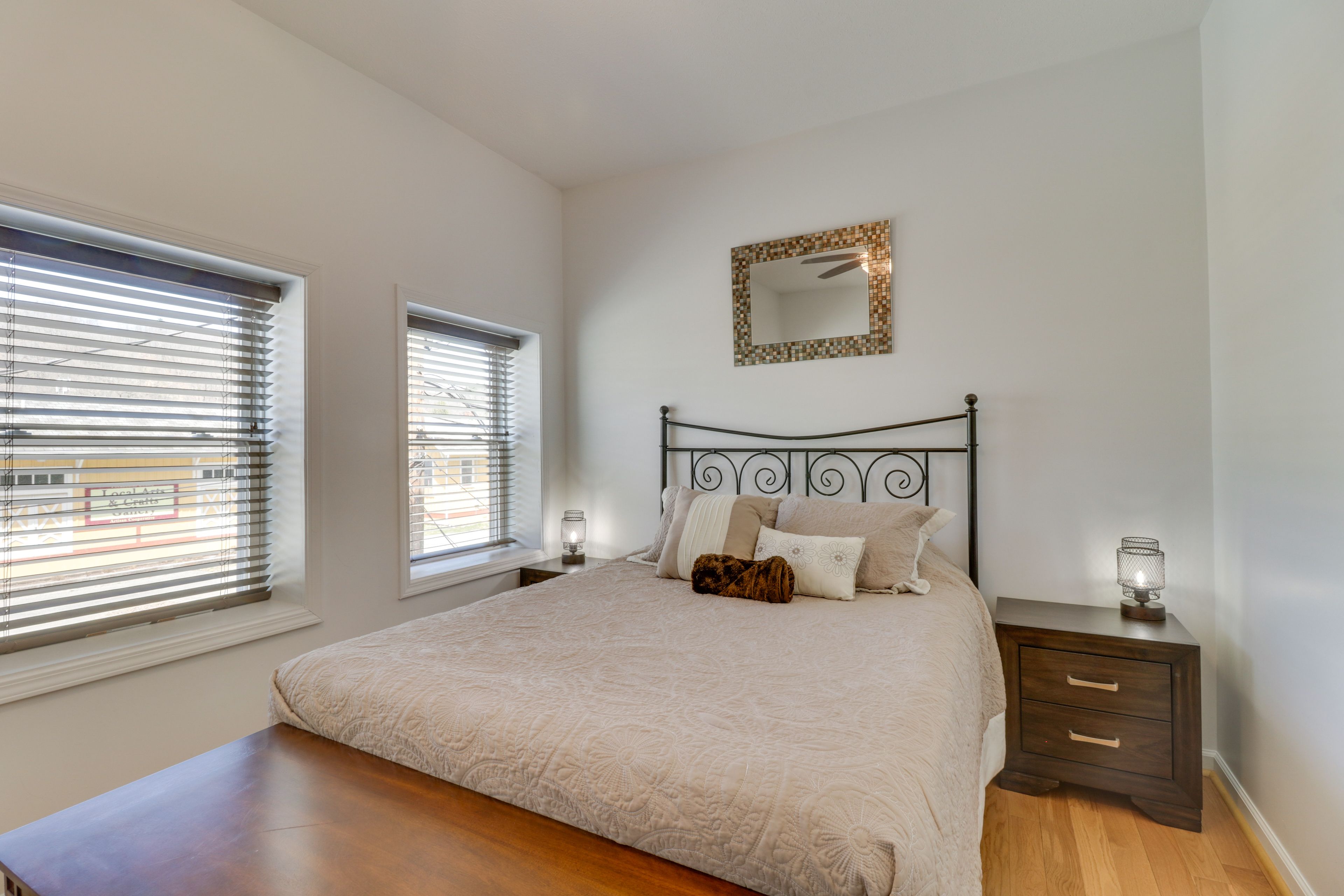 Bedroom | Queen Bed | TV