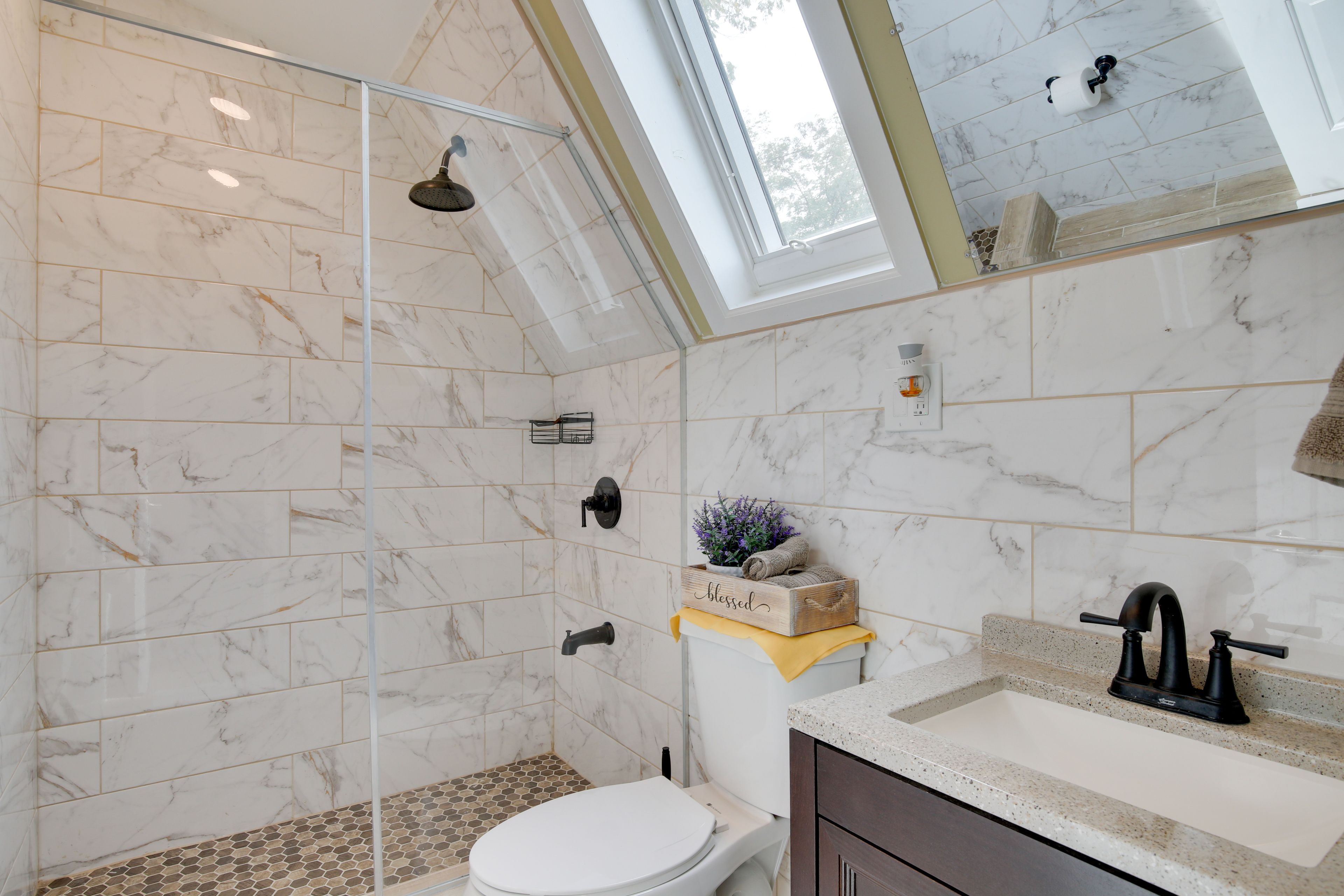 Full Bathroom | Complimentary Toiletries | 2nd Floor