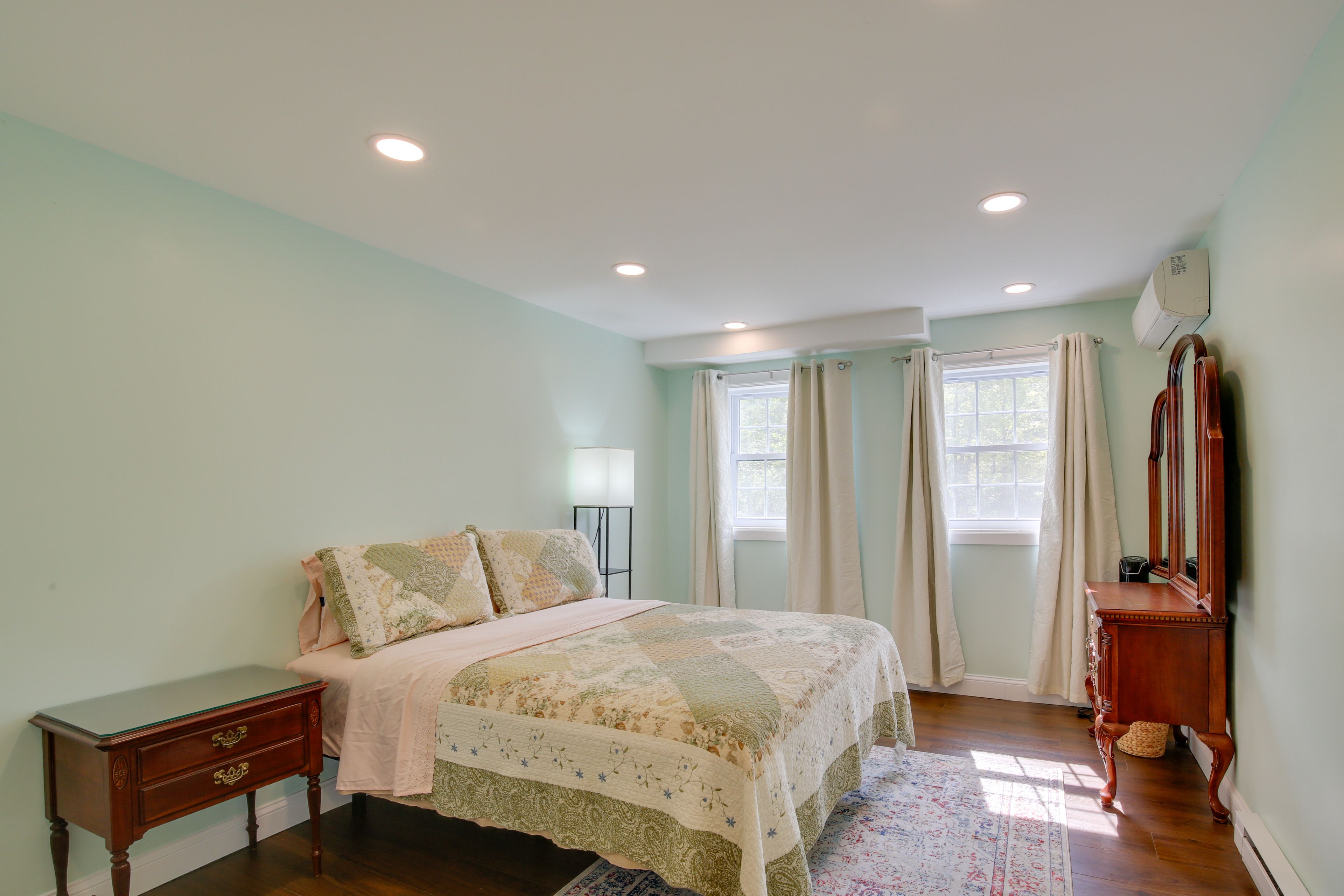Bedroom 1 | Queen Bed | 1st Floor