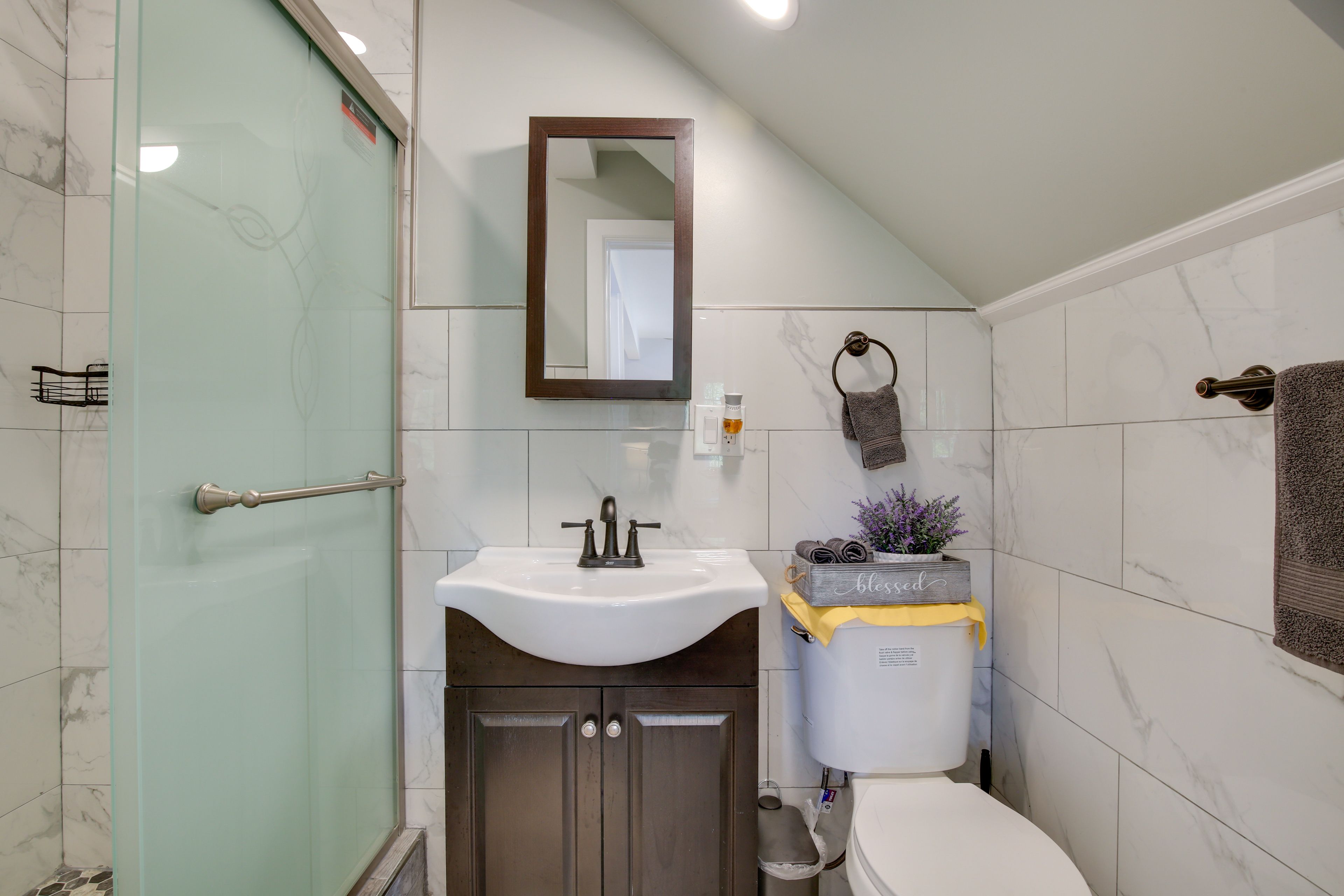 Full Bathroom | Complimentary Toiletries | 2nd Floor