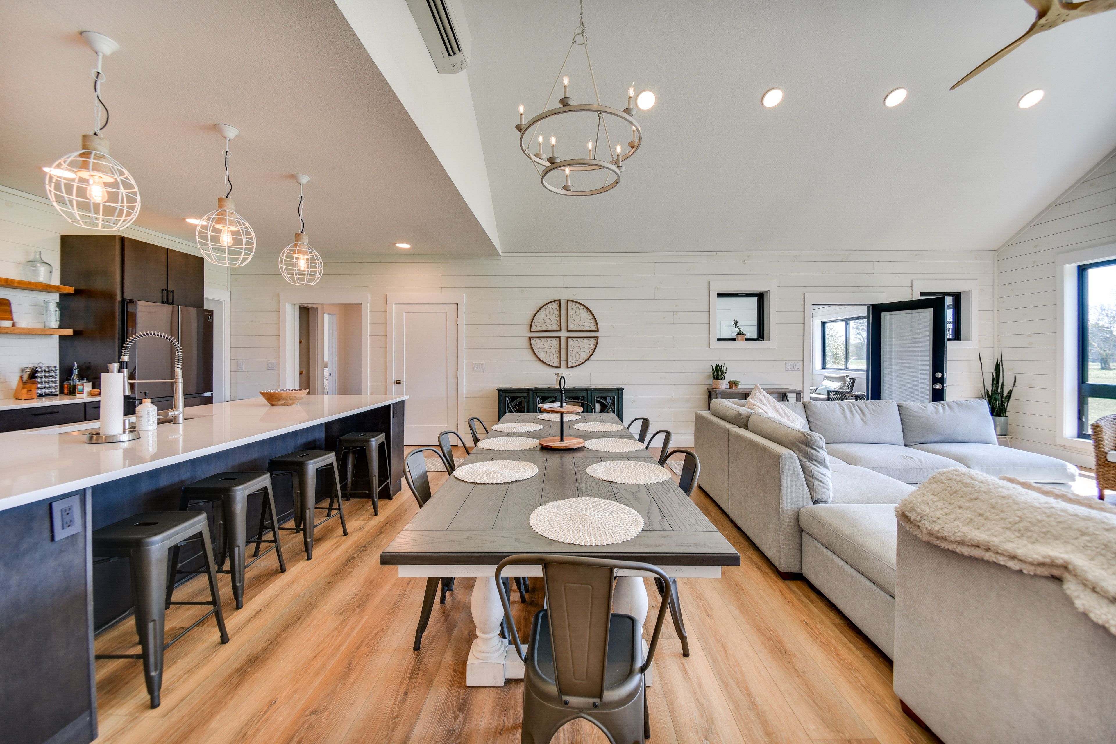 Dining Area | Dishware & Flatware Provided