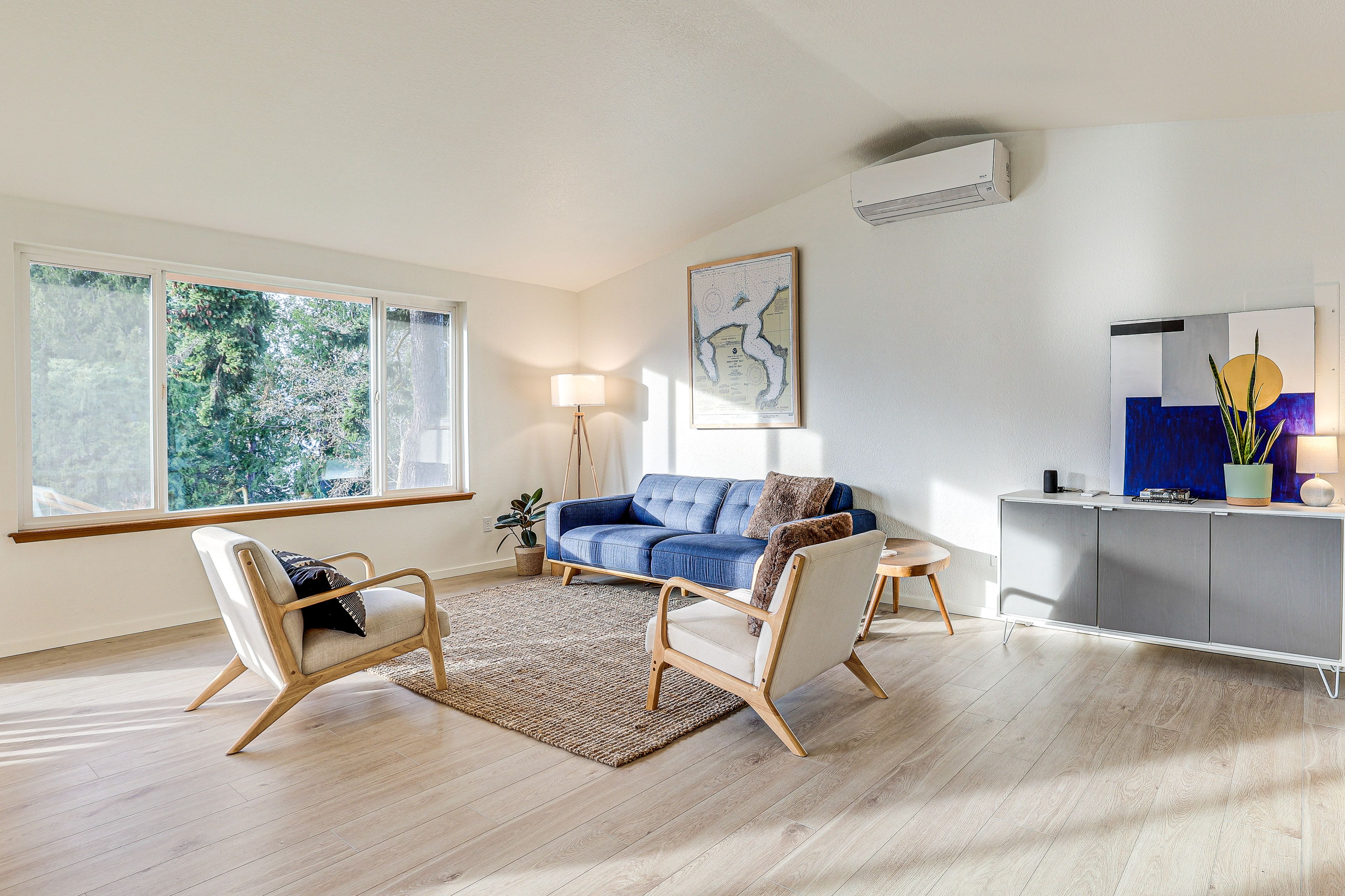 Living Room | Free WiFi | Central A/C