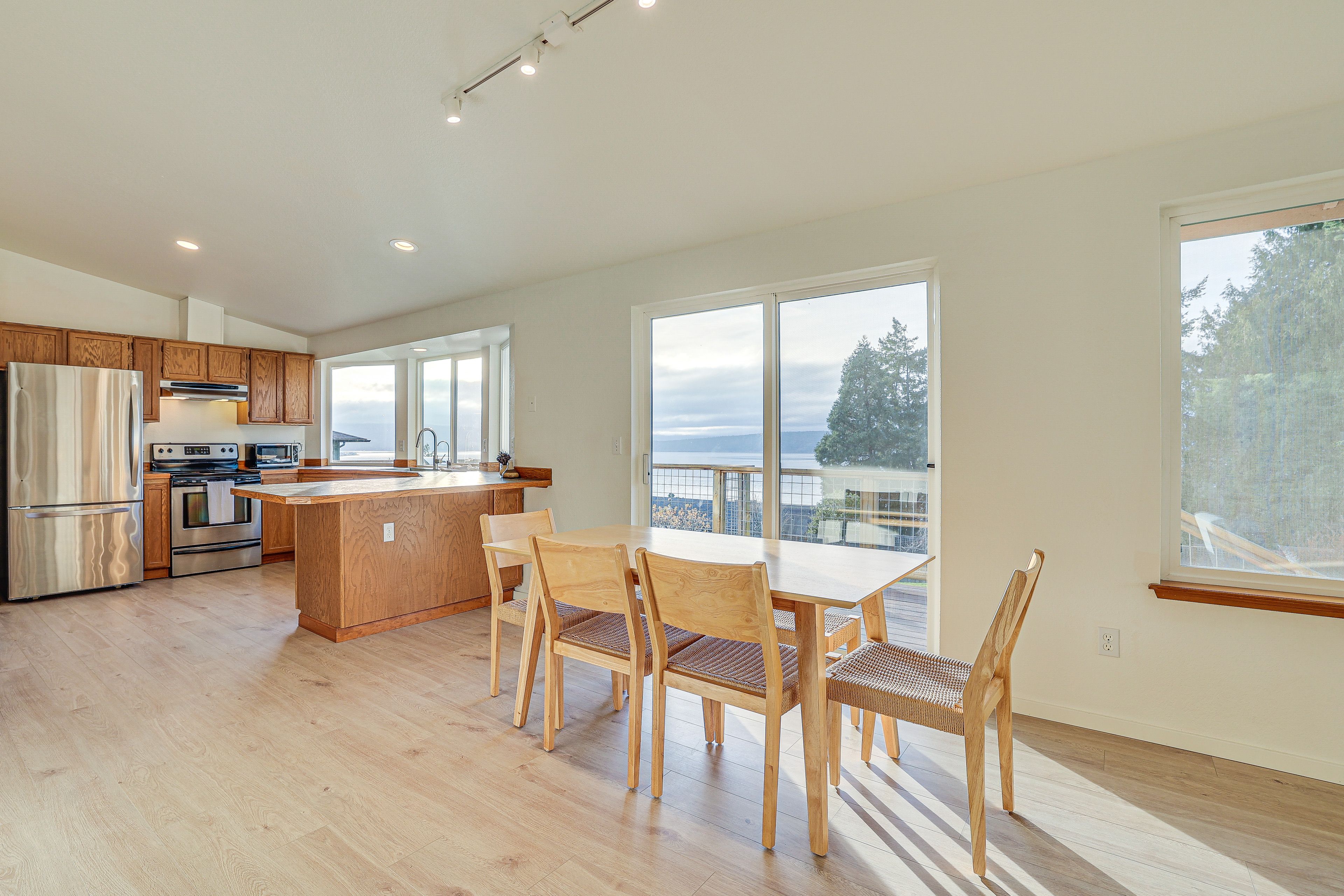 Dining Area | Discovery Bay Views
