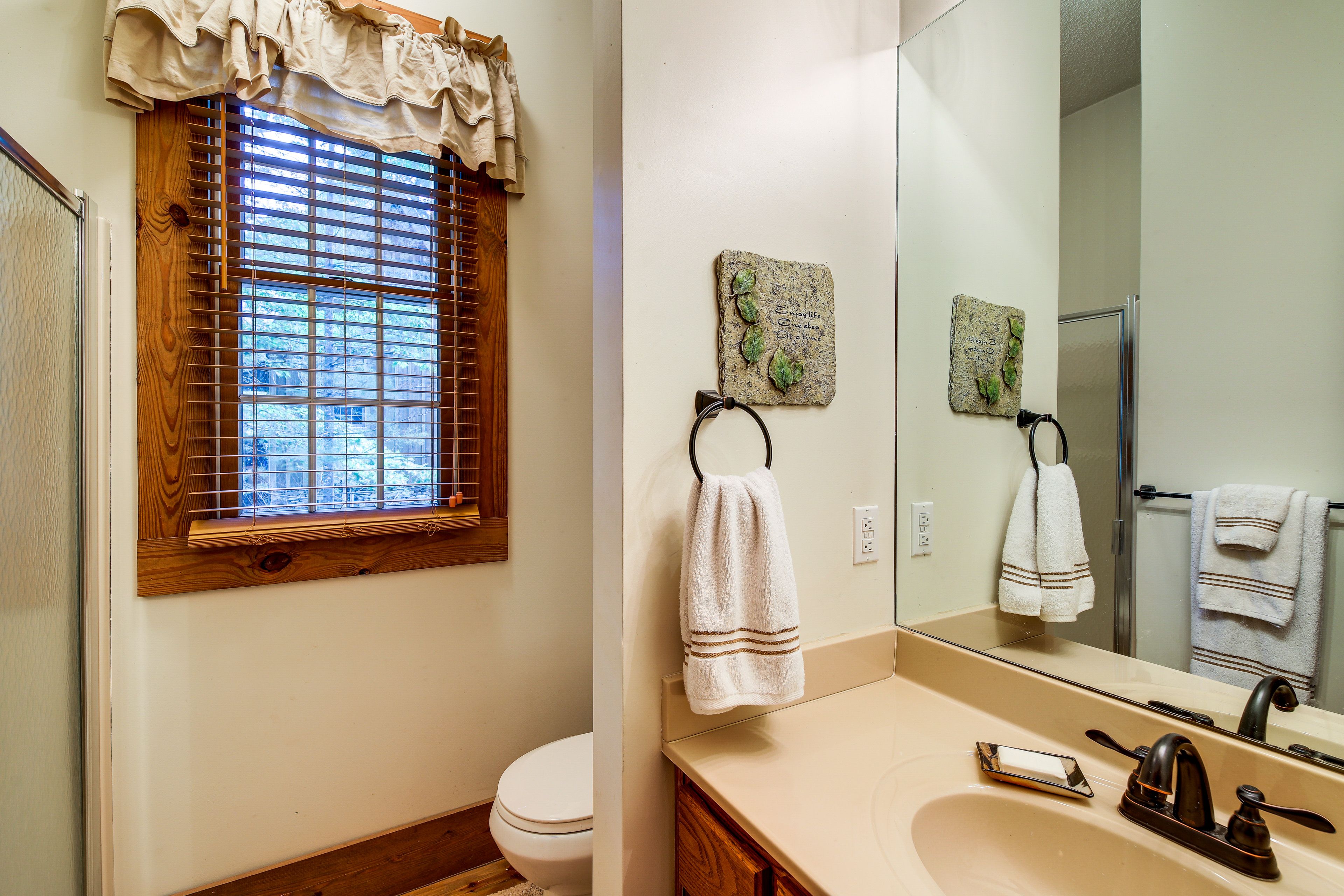 Full Bathroom | Main Level | Towels Provided