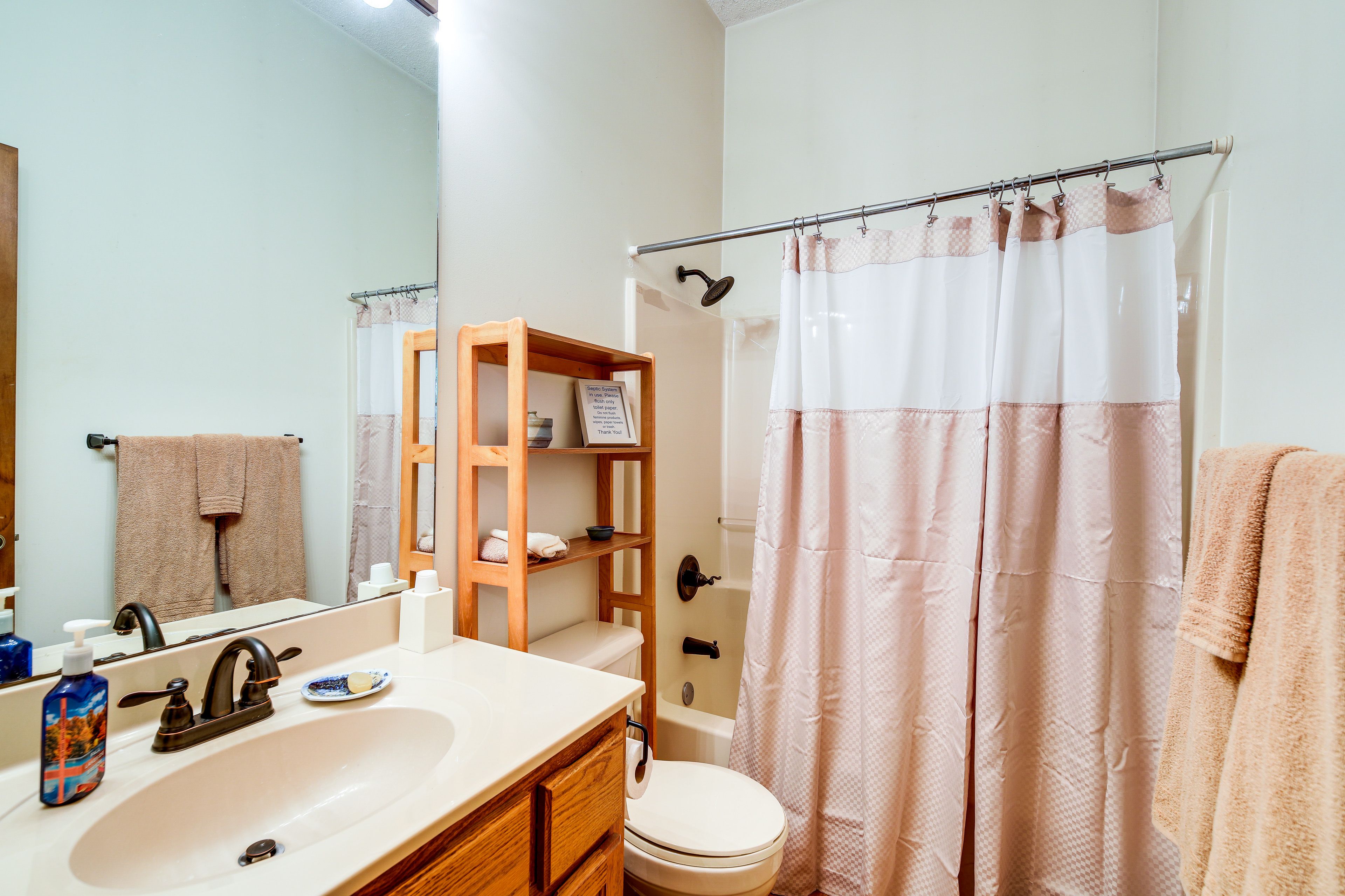 Full Bathroom | Main Level | Complimentary Toiletries