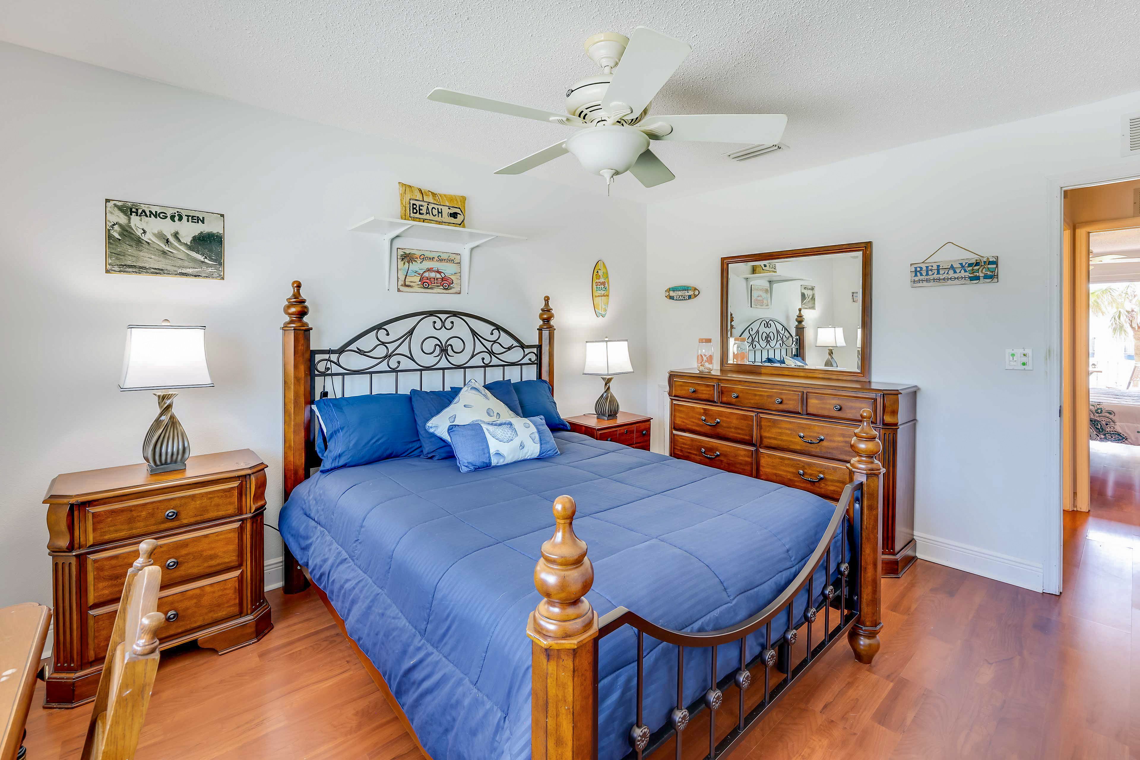 Bedroom 2 | Queen Bed | Desk