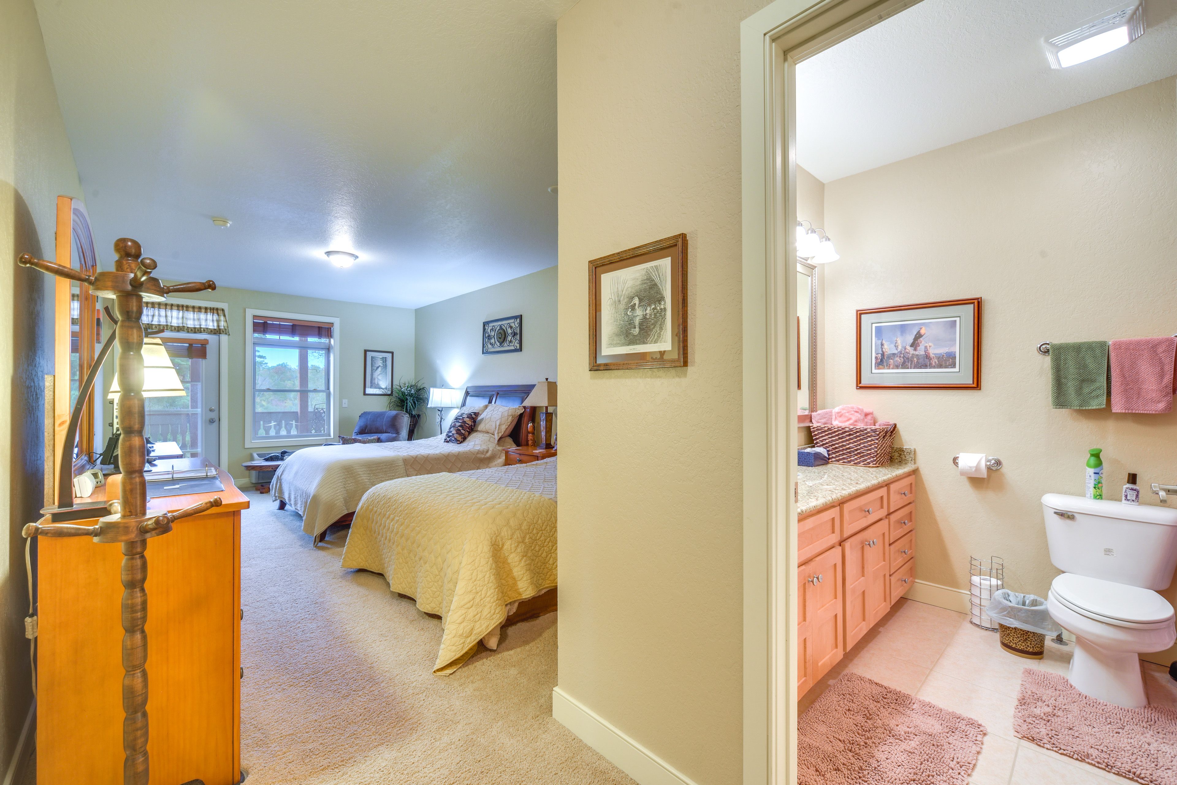 Full Bathroom | Complimentary Toiletries | Towels Provided