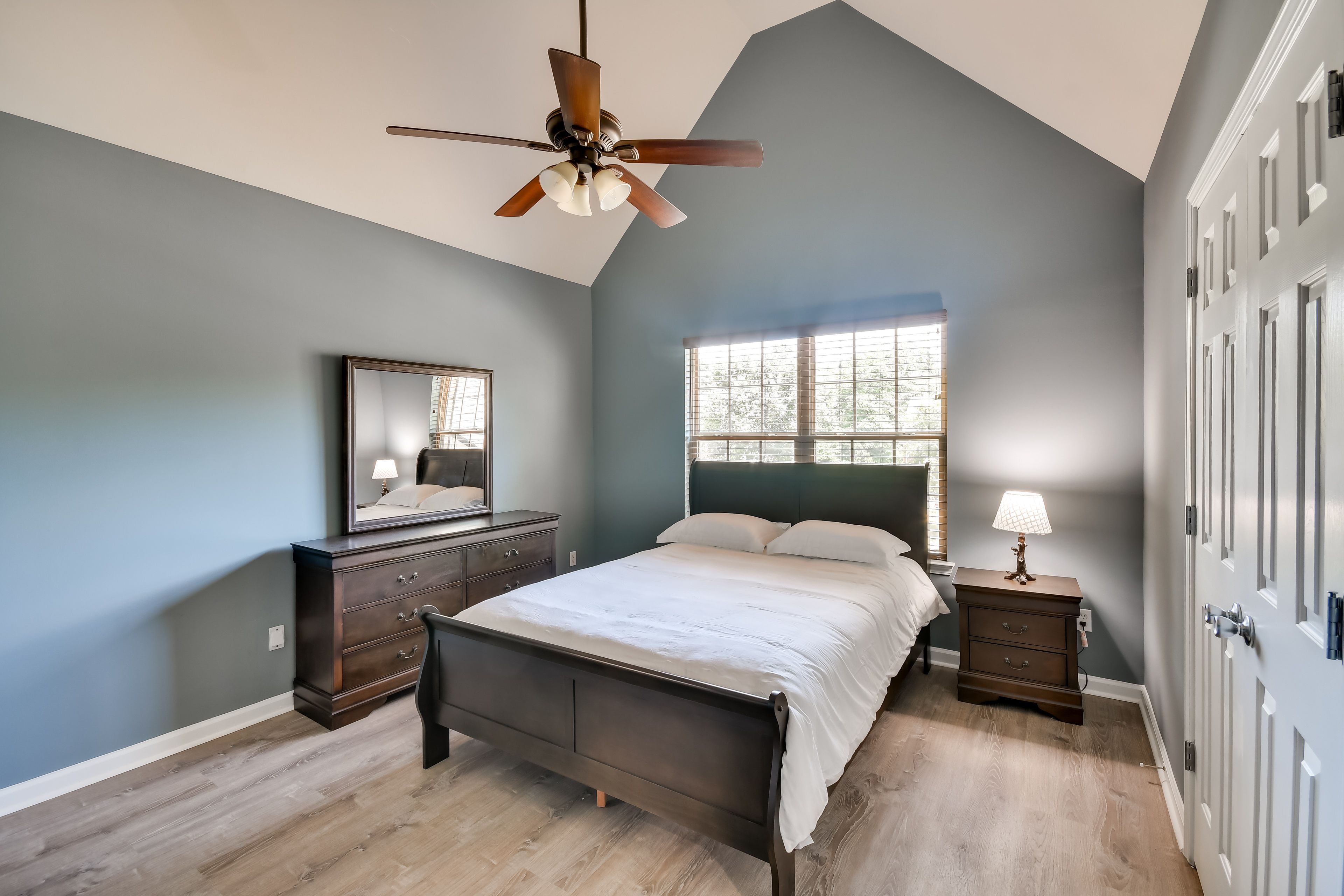 Bedroom 4 | Queen Bed | Smart TV | En-Suite Bathroom