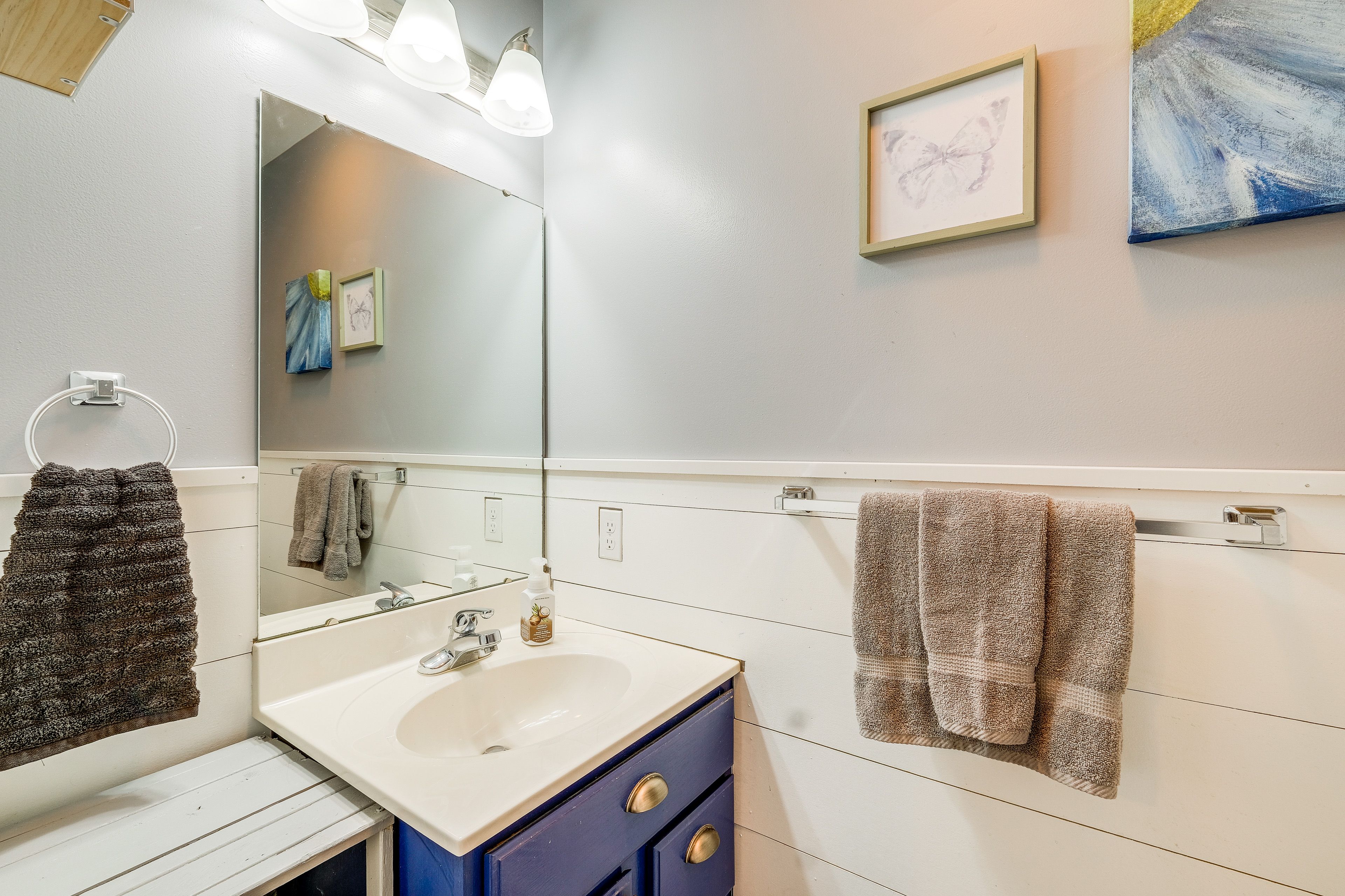 En-Suite Half Bathroom | Towels Provided | Complimentary Toiletries