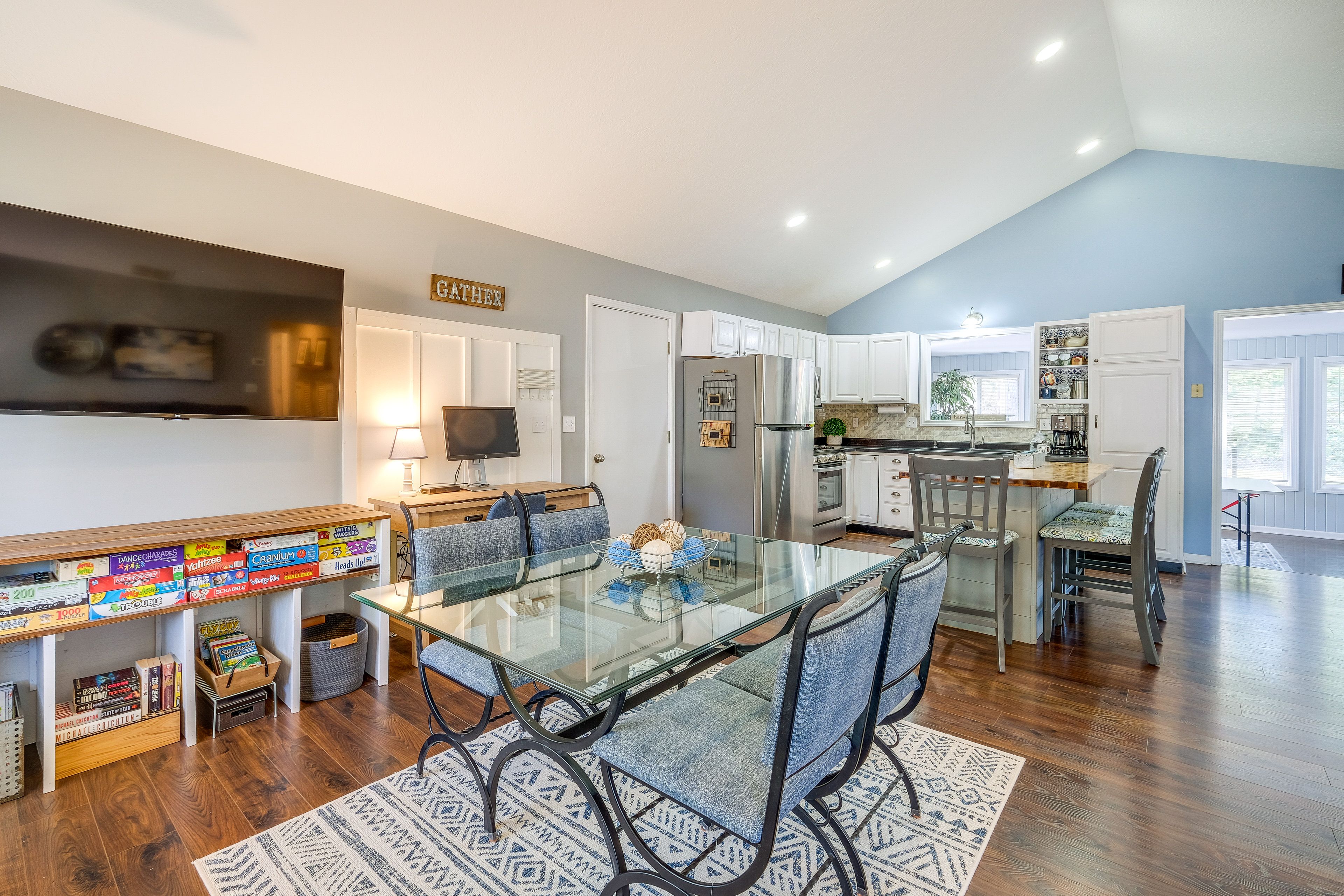 Dining Area | Dishware/Flatware Provided