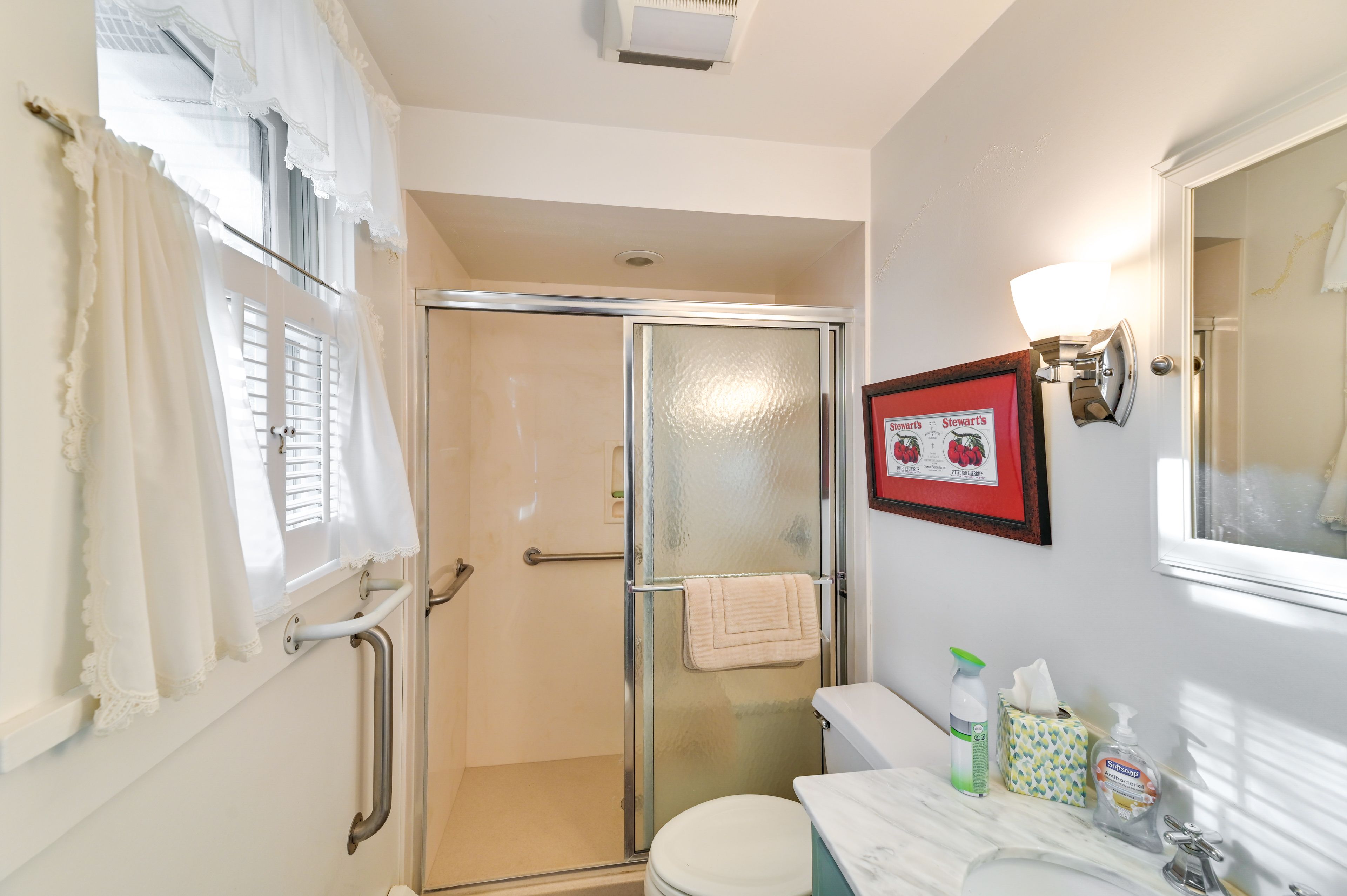 Full Bathroom | Towels Provided | Complimentary Toiletries