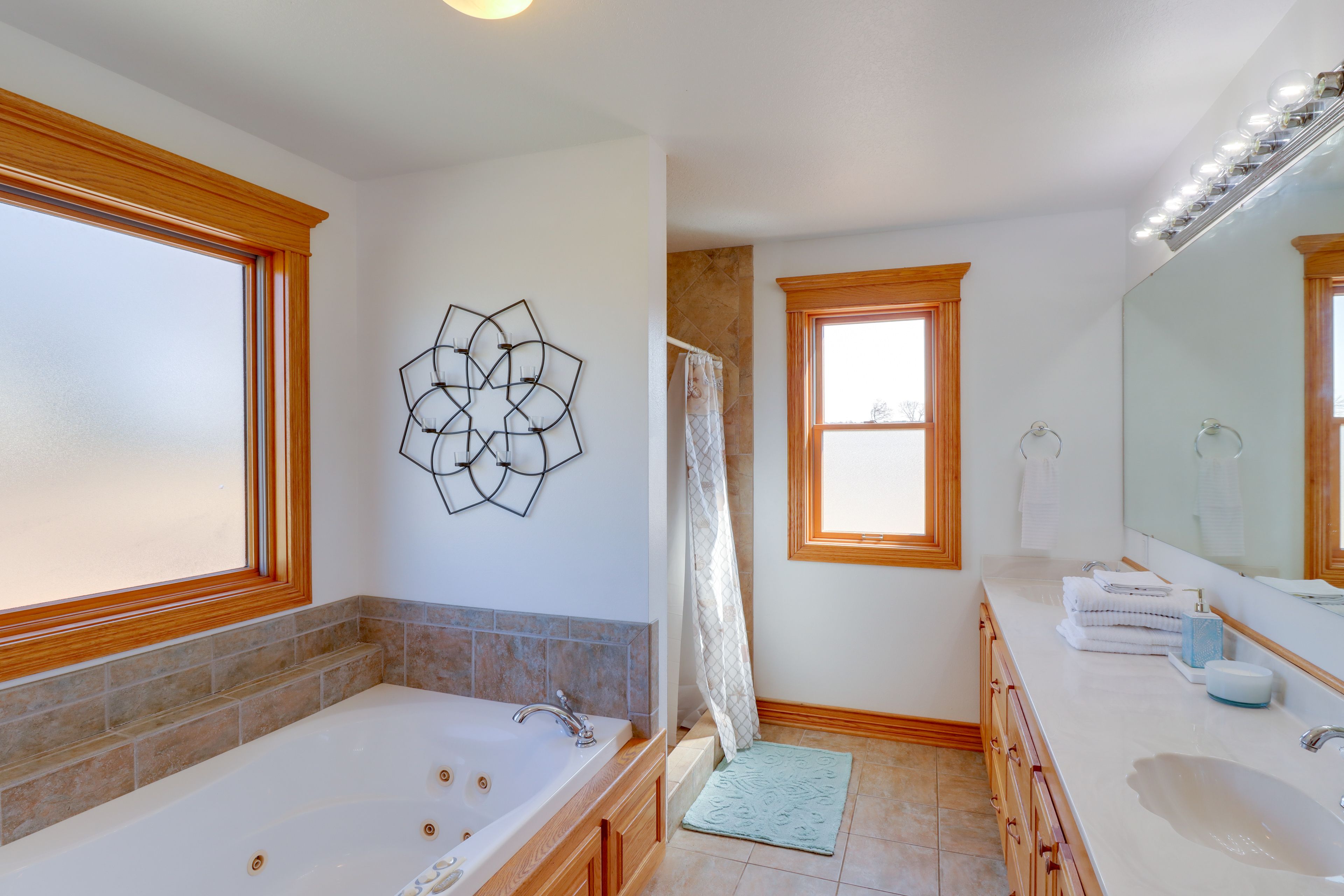 En-Suite Bathroom | Towels Provided | 1st Floor