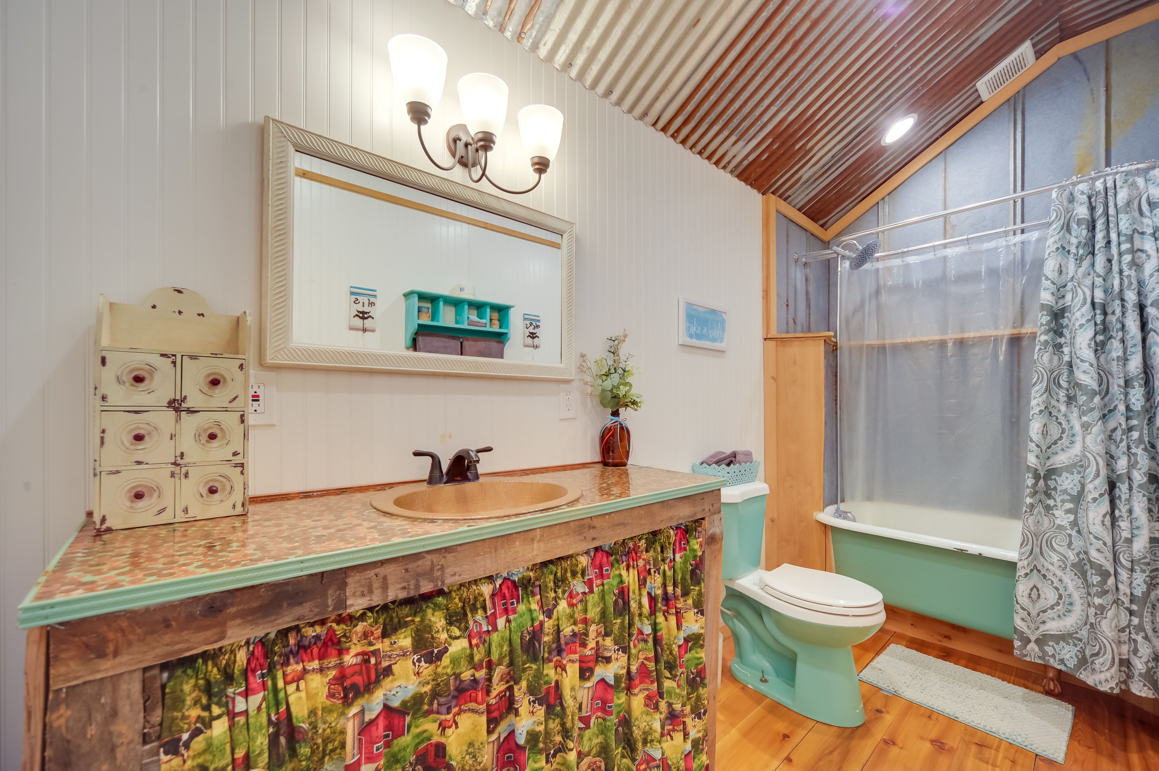 Full Bathroom | Shower/Clawfoot Tub Combo | Towels Provided