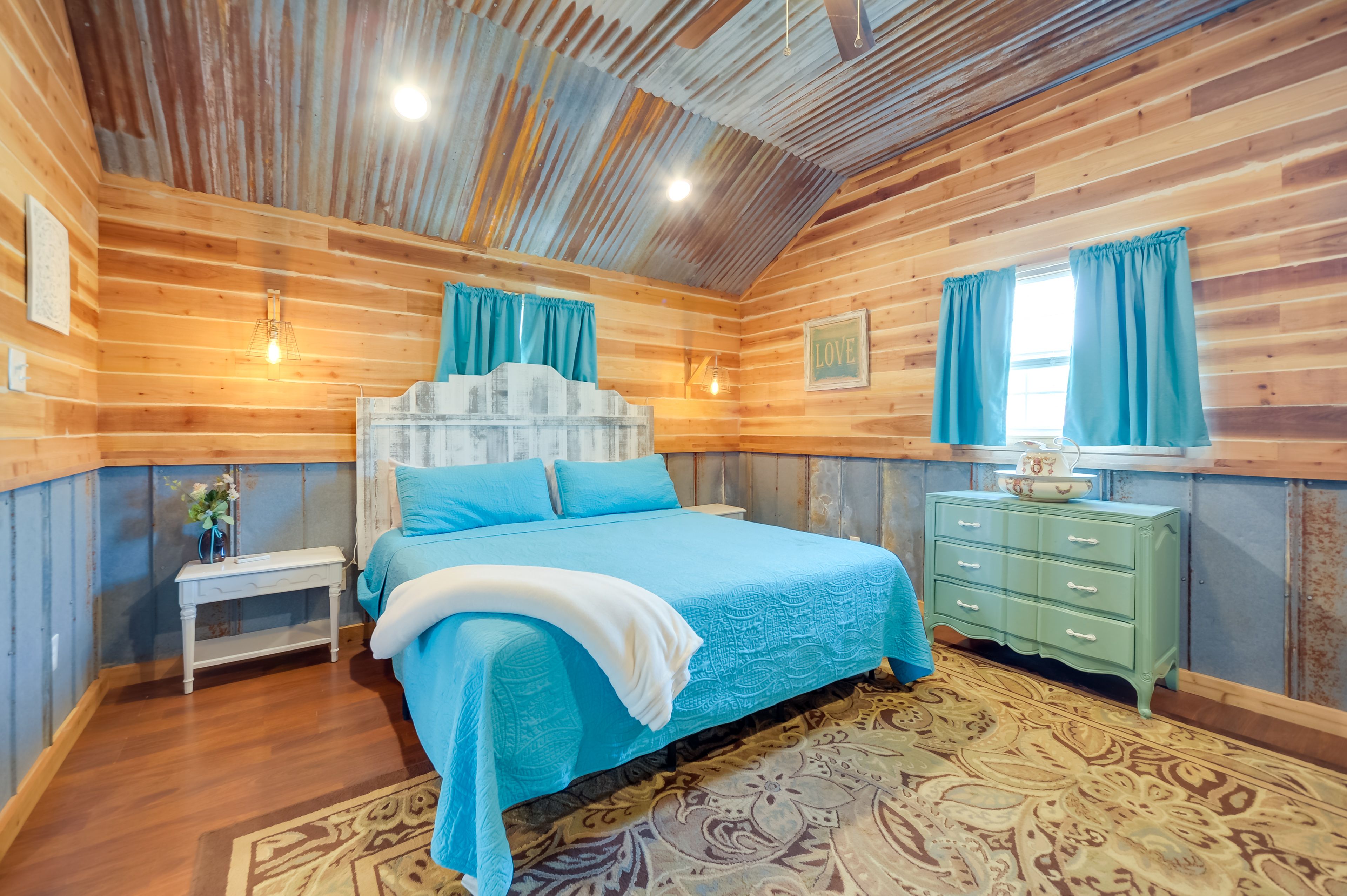 Bedroom | King Bed | Linens Provided