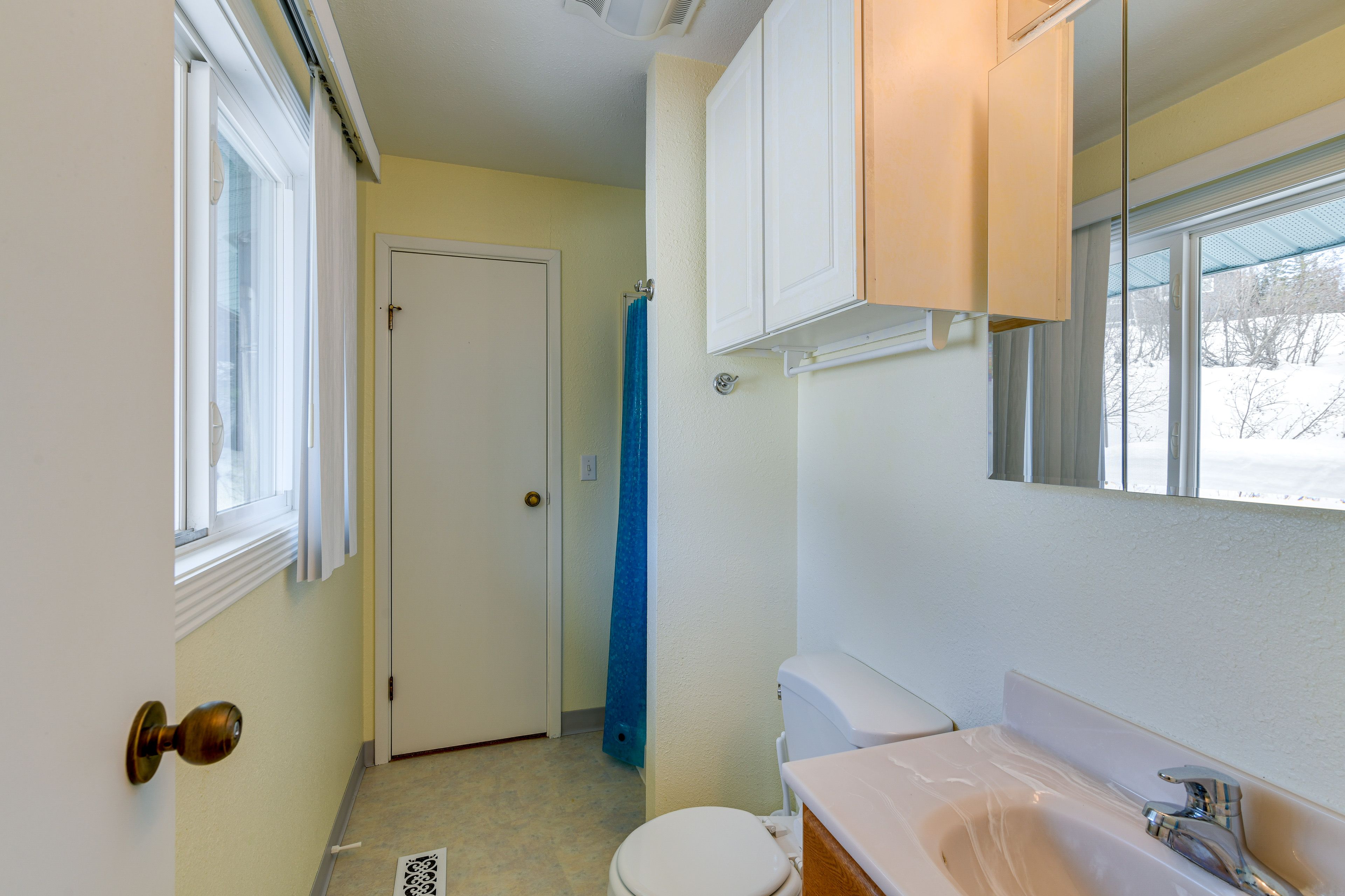 Full Bathroom | Towels Provided | Complimentary Toiletries