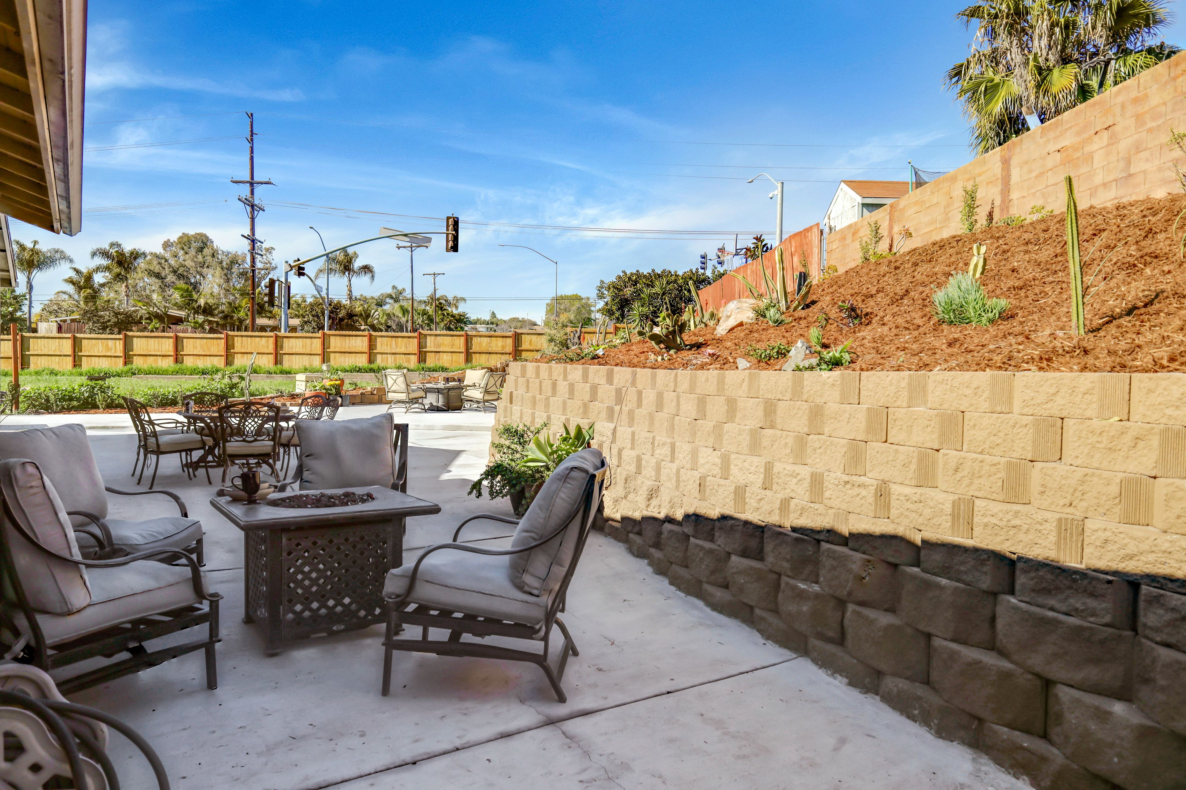 Private Patio | Outdoor DIning | Garden | Fire Table