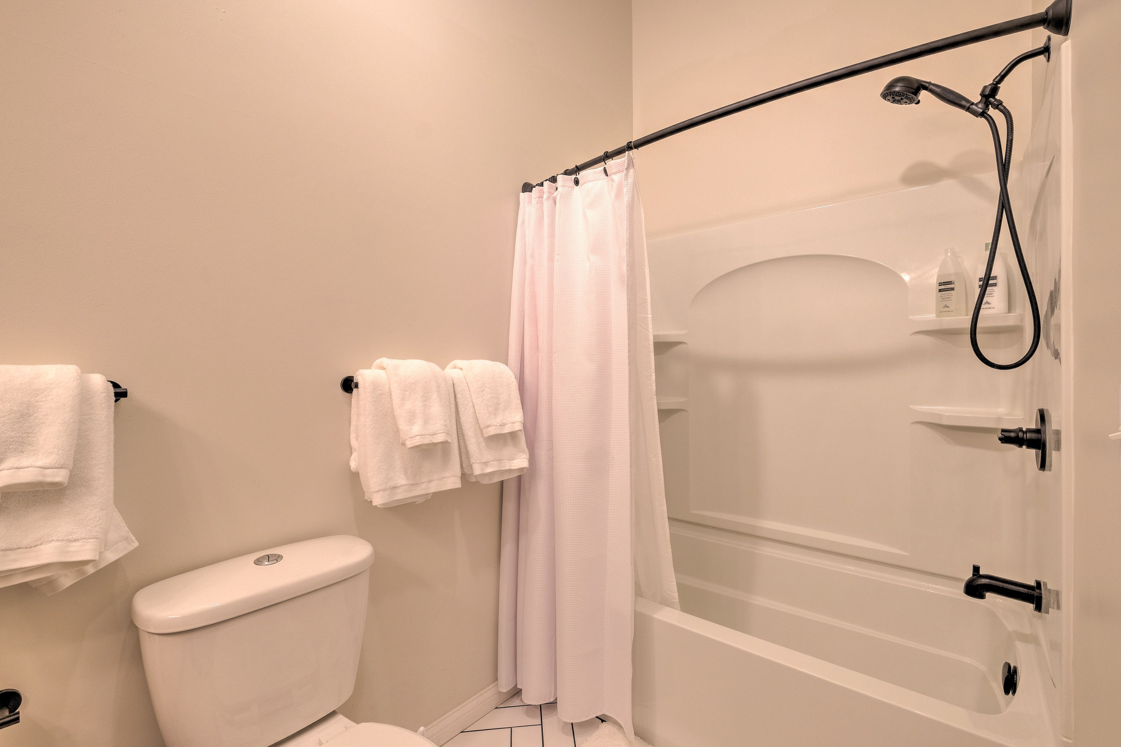 Full Bathroom | 2nd Floor | Complimentary Toiletries