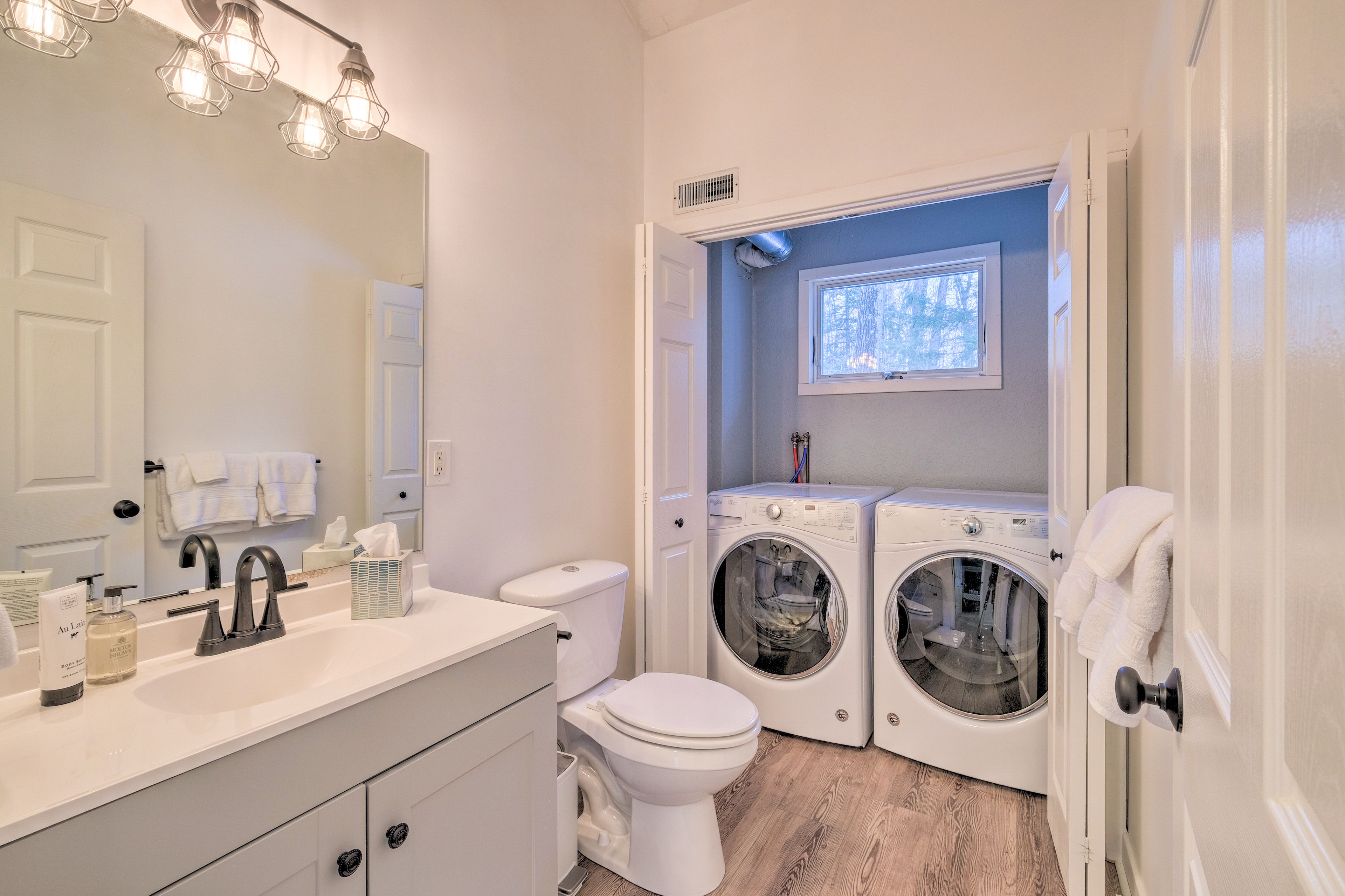 Half Bathroom | 2nd Floor | Towels Provided