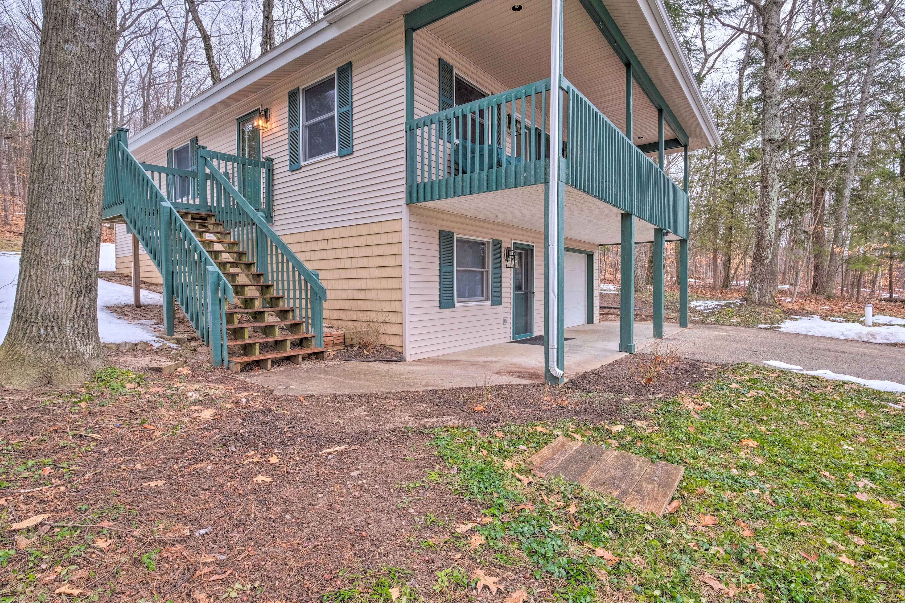 Cottage Exterior | Driveway (4 Vehicles) | Paved Parking Space (1 Vehicle)
