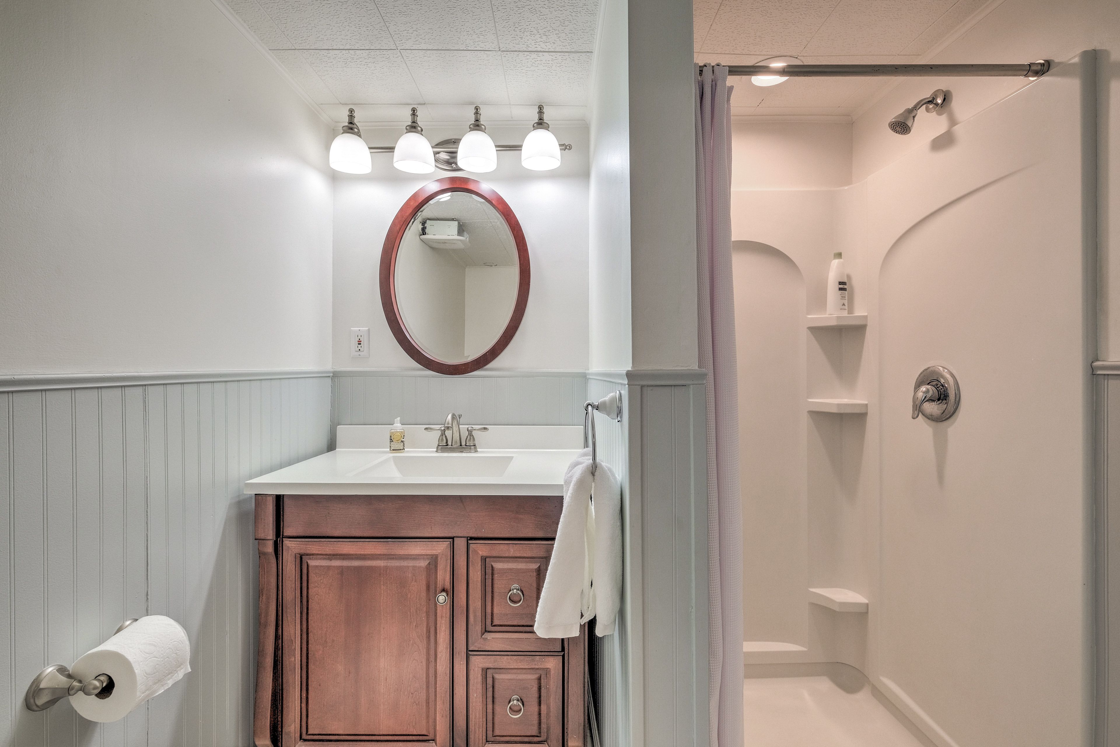 Full Bathroom | 1st Floor