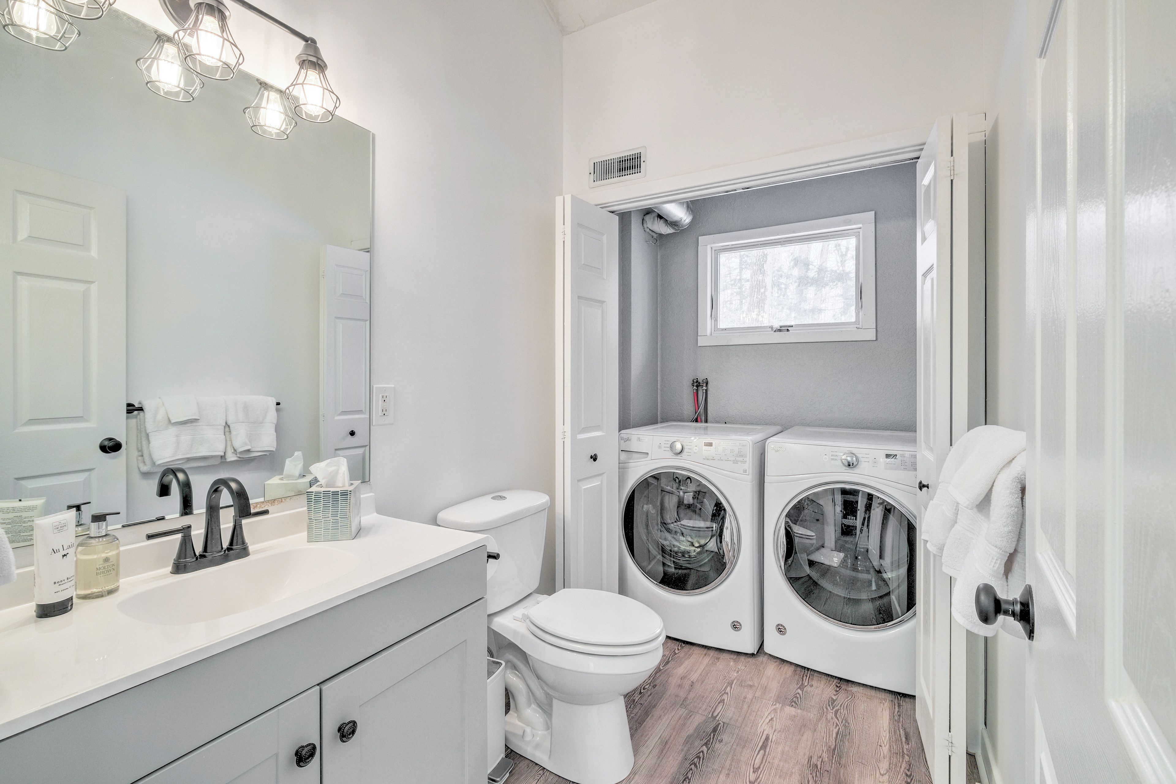 Half Bathroom | 2nd Floor | Towels Provided