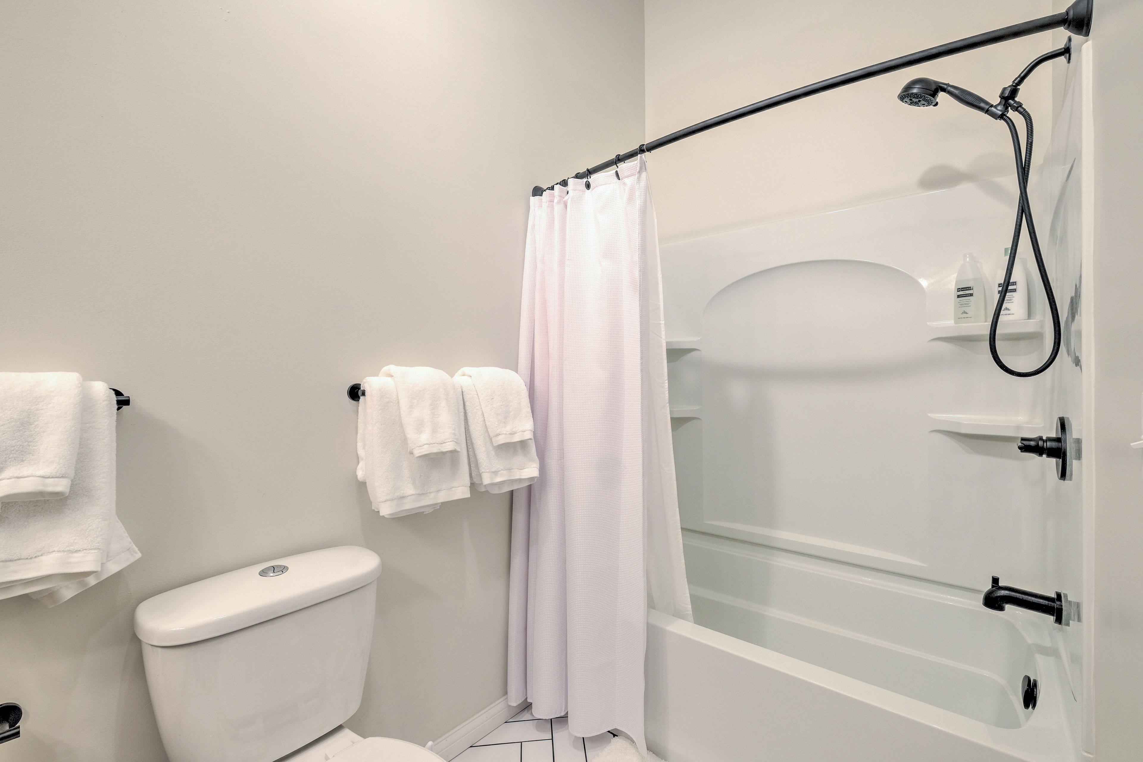 Full Bathroom | 2nd Floor | Complimentary Toiletries