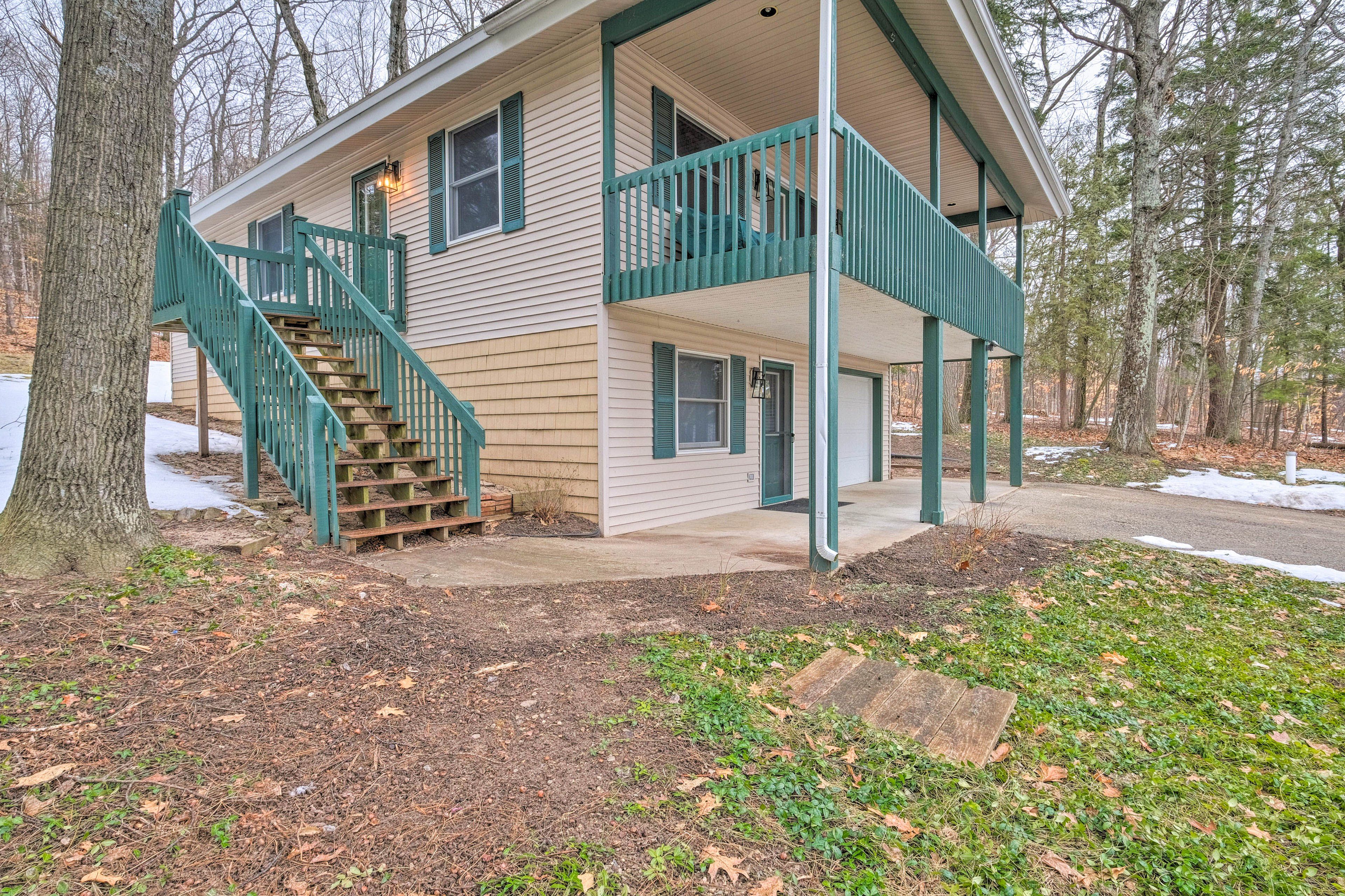Cottage Exterior | Driveway (4 Vehicles) | Paved Parking Space (1 Vehicle)