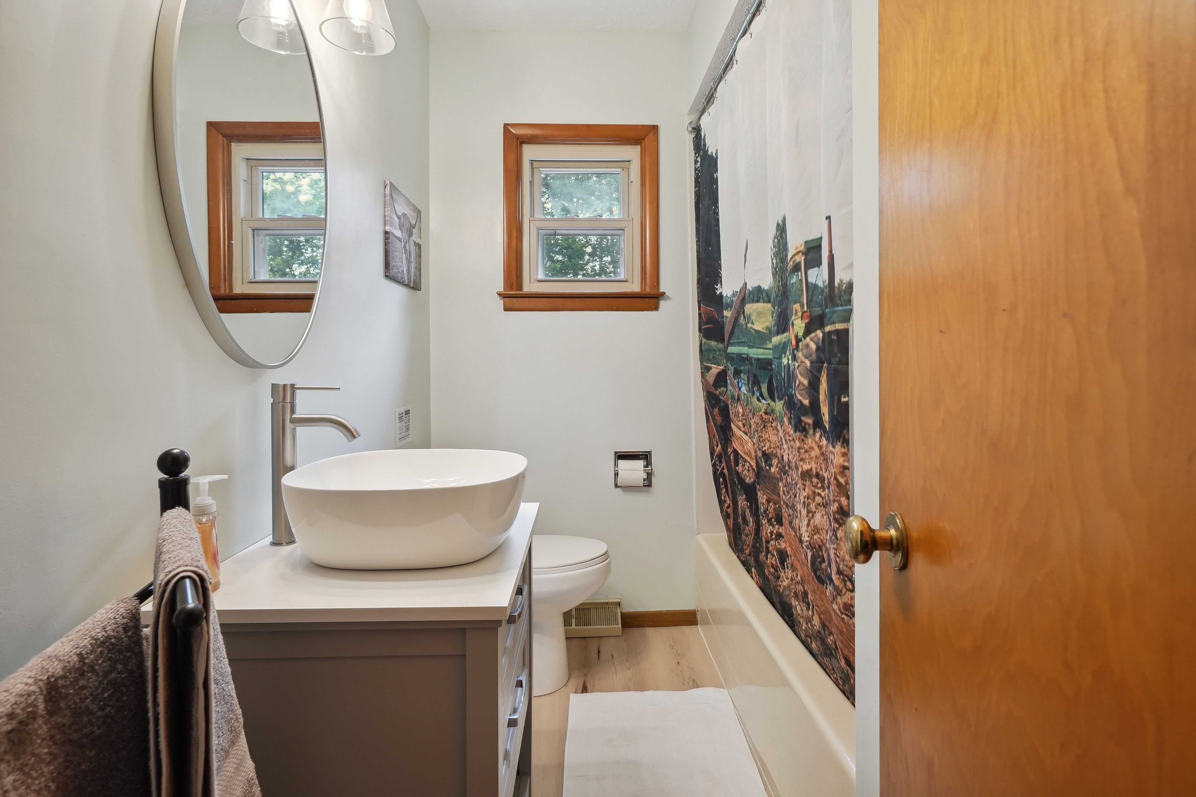 Full Bathroom | Towels Provided | Complimentary Toiletries