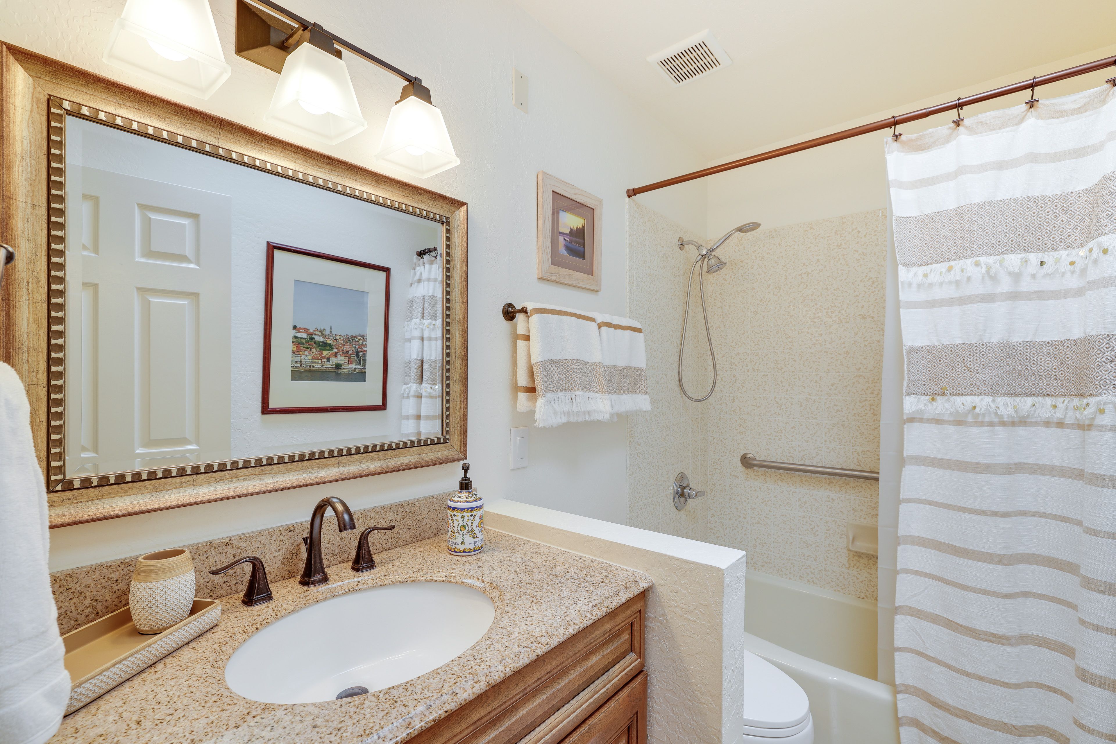 Full Bathroom | Towels Provided