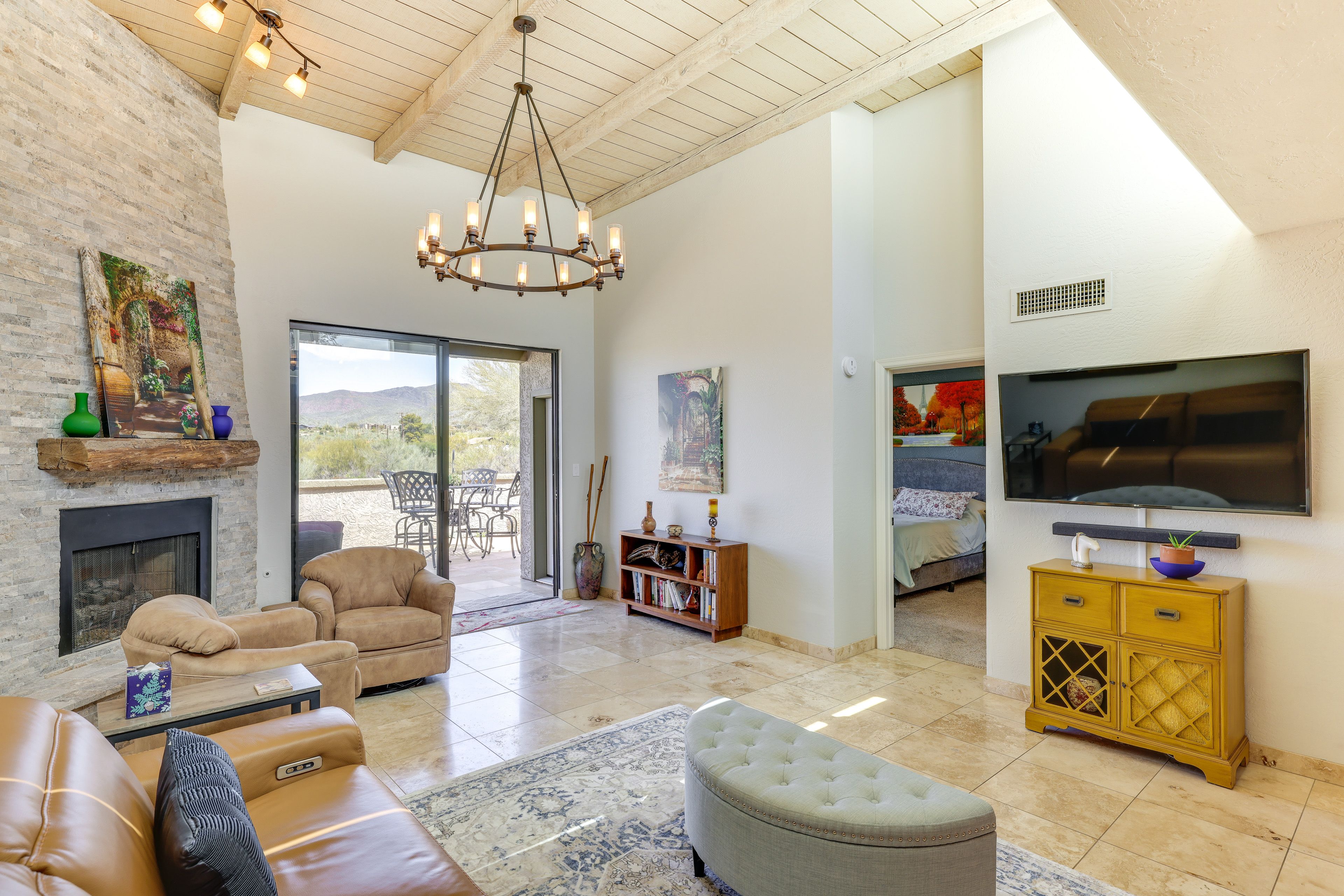 Living Area | Smart TV | Fireplace | Central A/C | Free WiFi