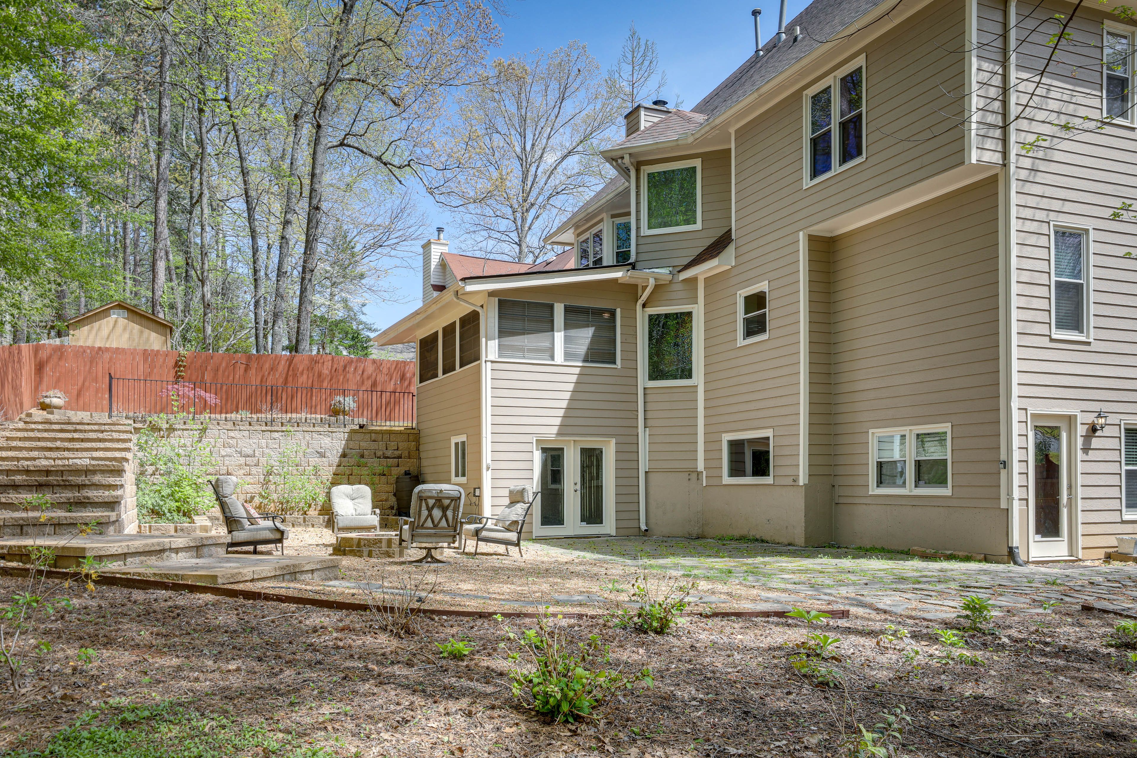 Private Fenced Backyard | Fire Pit | Swing Bench | Charcoal & Gas Grills